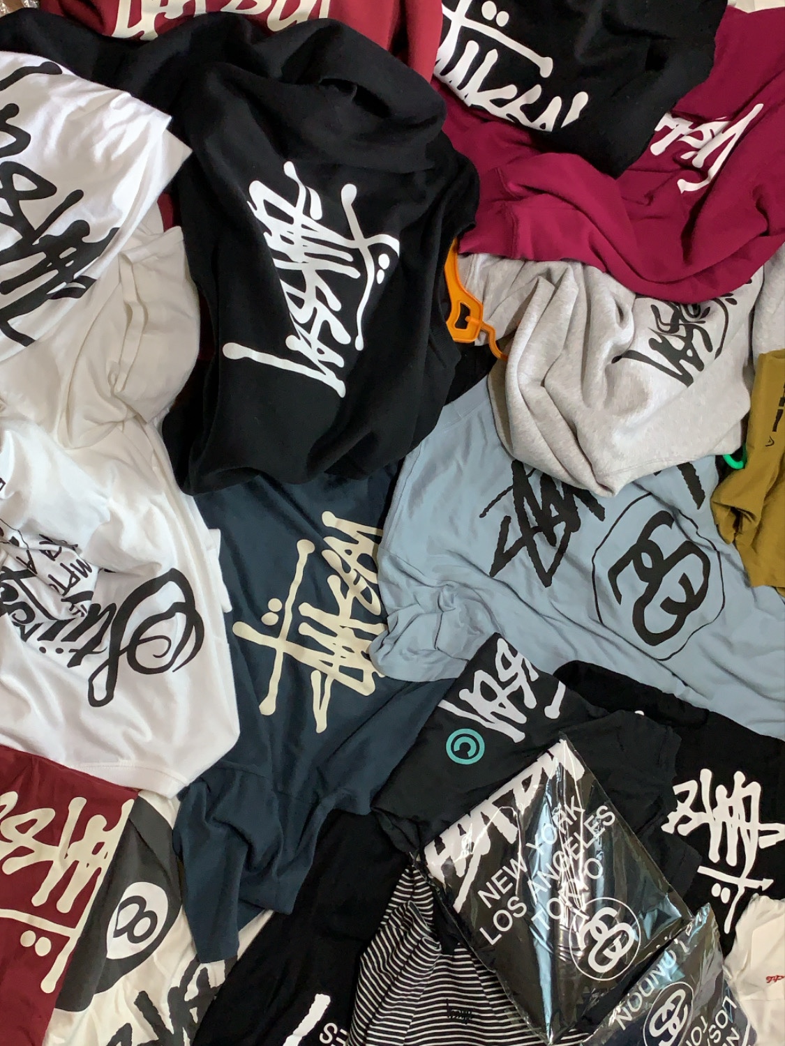 Stussy World Tour T-Shirt White, Stussy World Tour T-Shirt Black 착용 스타일