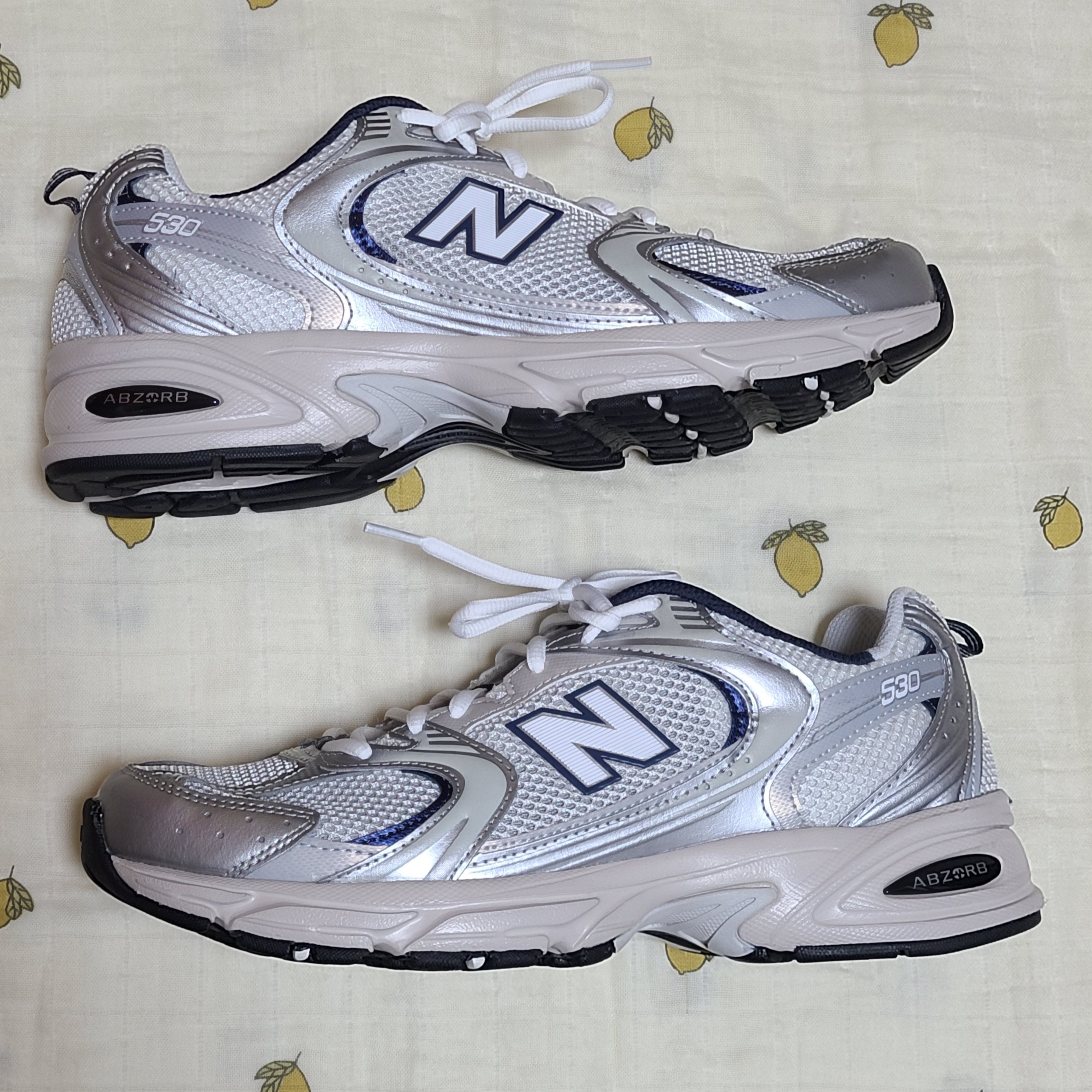 New Balance 530 Steel Grey 착용 스타일 - 1