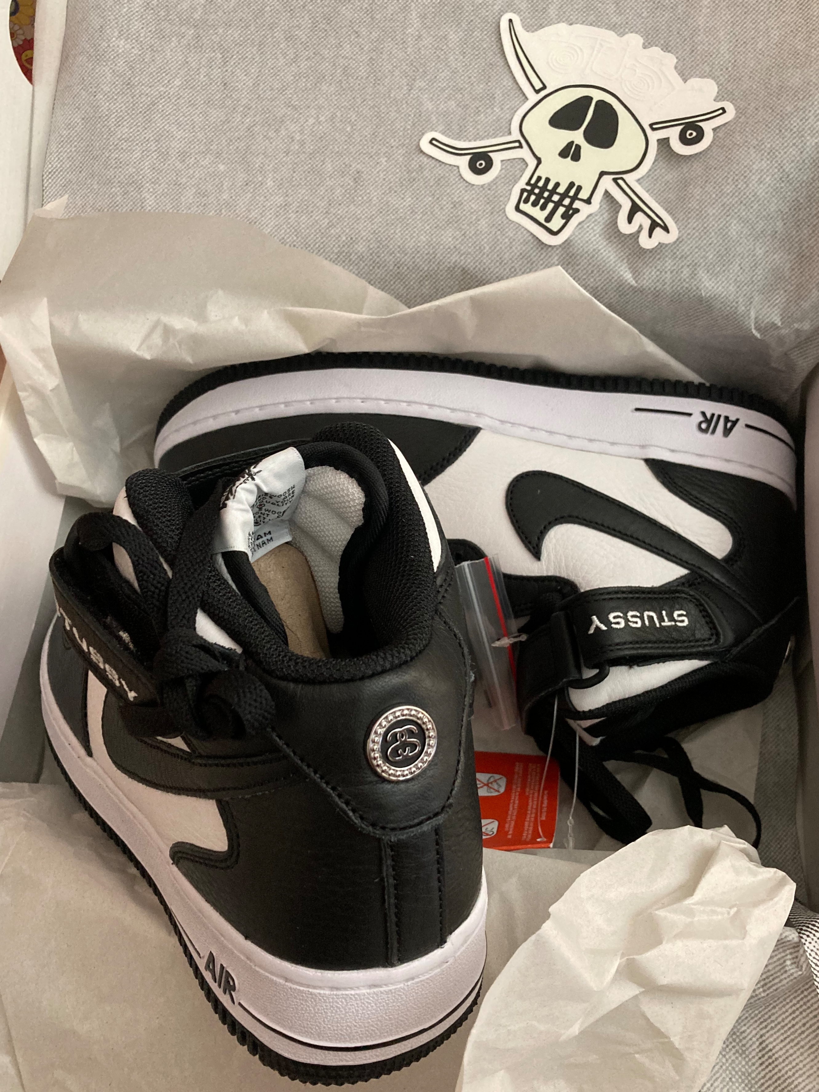 Nike x Stussy Air Force 1 '07 Mid SP Black and Light Bone 착용 스타일