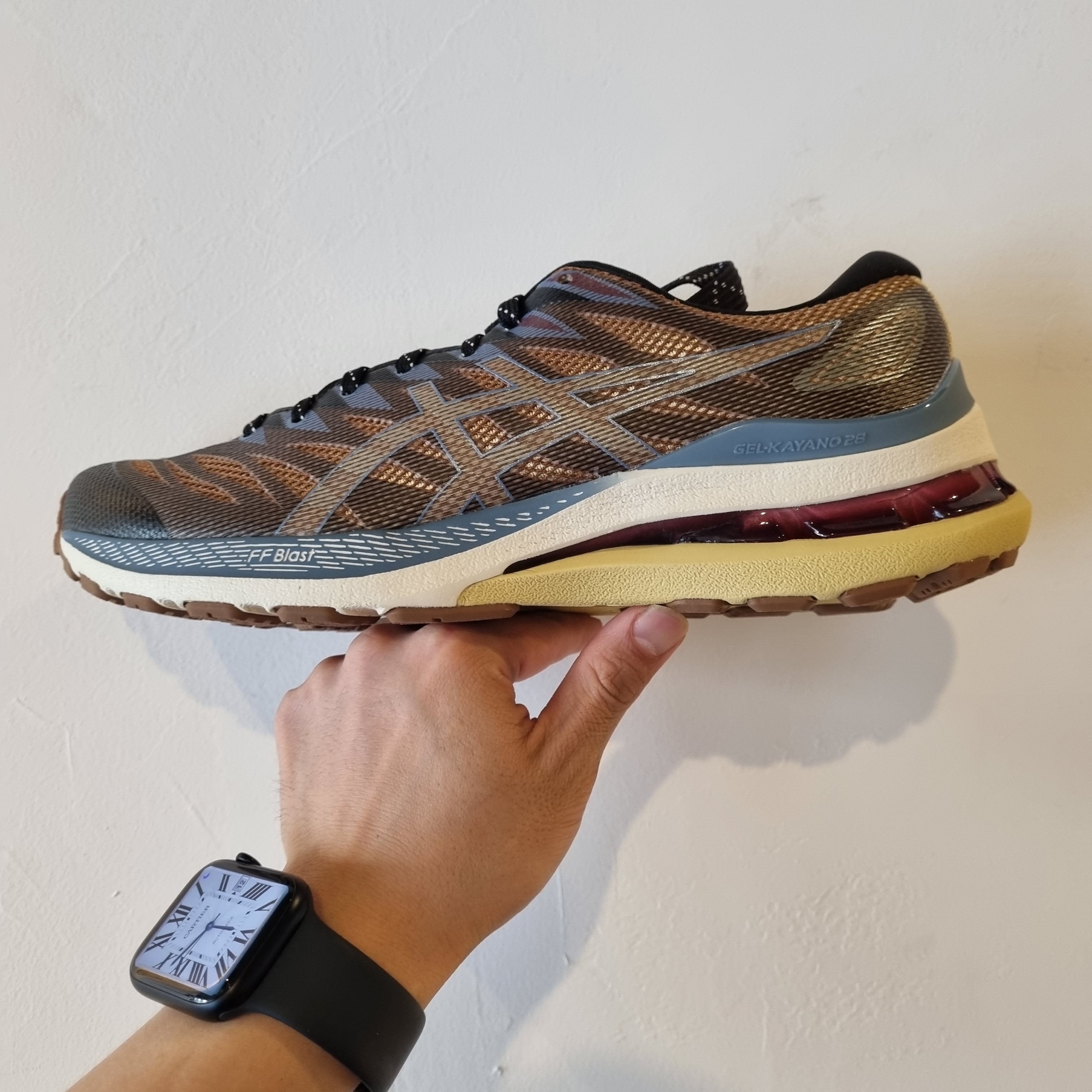 (W) Asics FN3-S Gel-Kayano 28 Anthracite Antique Gold 착용 스타일
