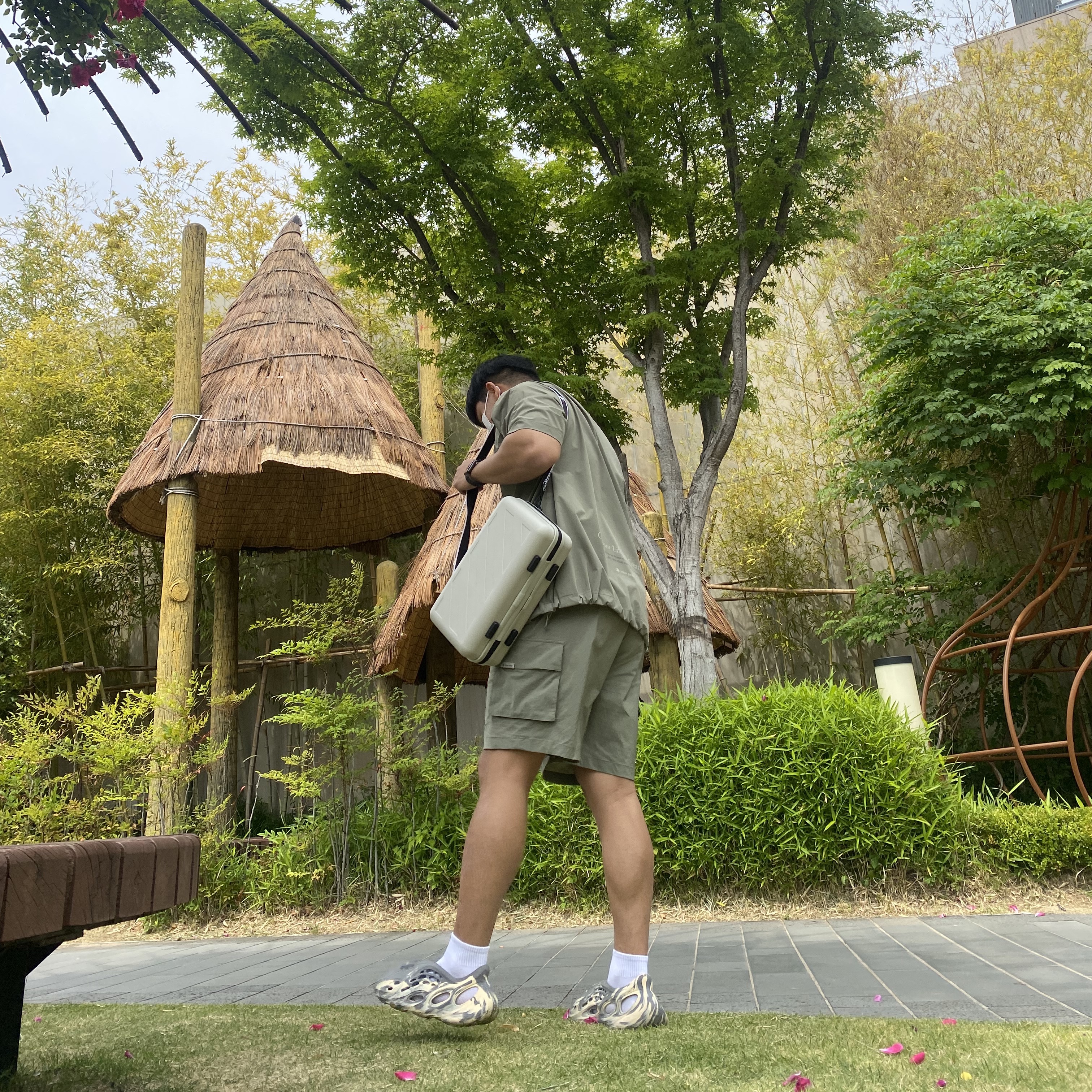 Adidas Yeezy Foam RNNR MXT Moon Gray, Off-White x Amore Pacific Protection Box (Without Cosmetics) 착용 스타일