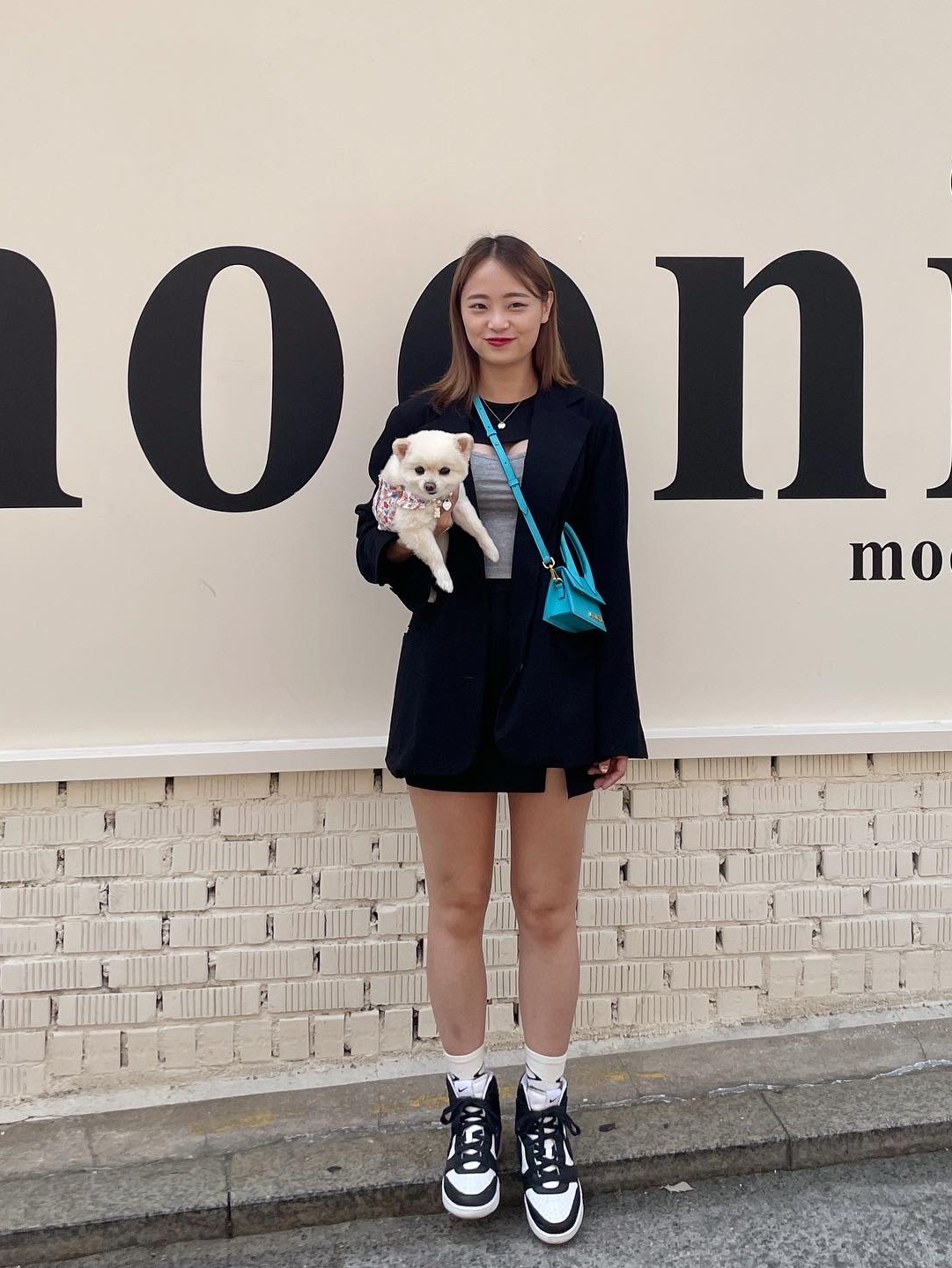 Jacquemus Le Grand Chiquito Large Leather Handbag Turquoise, Nike x Ambush Dunk High Black 착용 스타일 - 2