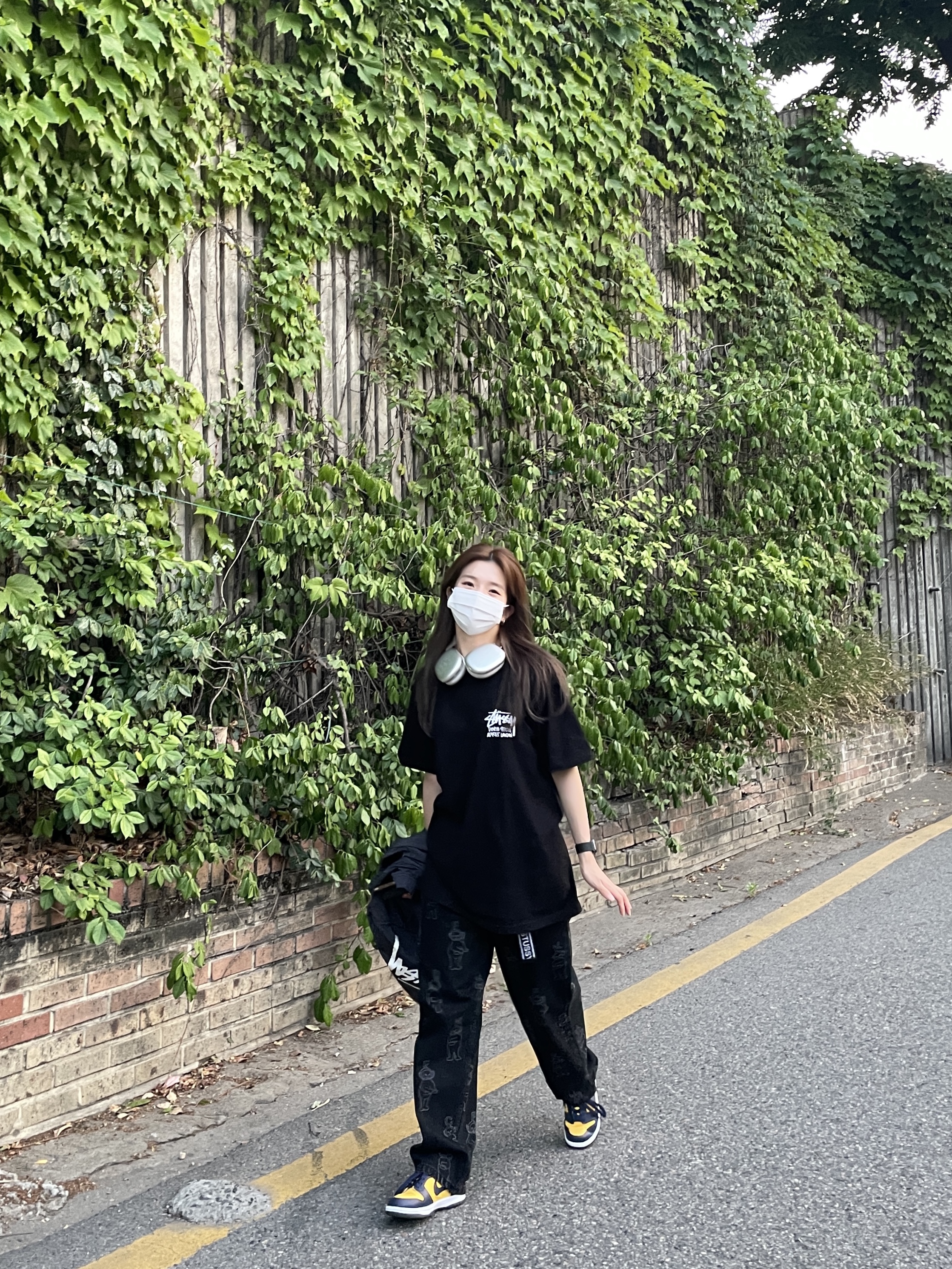 Apple AirPods Max Lightning Silver (Korean Ver.), Stussy Stock DSM London T-Shirt Black 착용 스타일 - 3