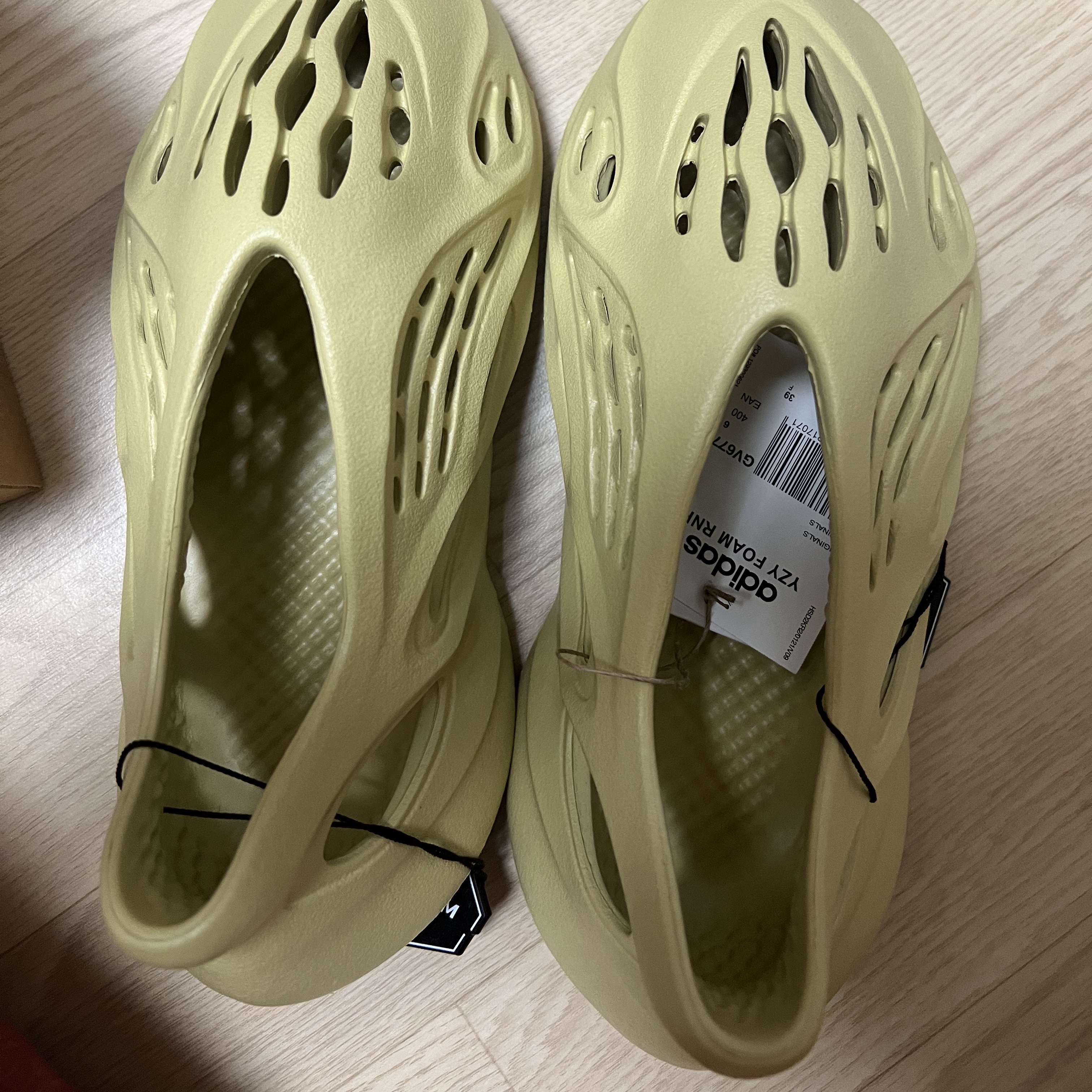 Adidas Yeezy Foam RNNR Sulfur, Apple AirPods Max Lightning Silver (Korean Ver.) 착용 스타일 - 1