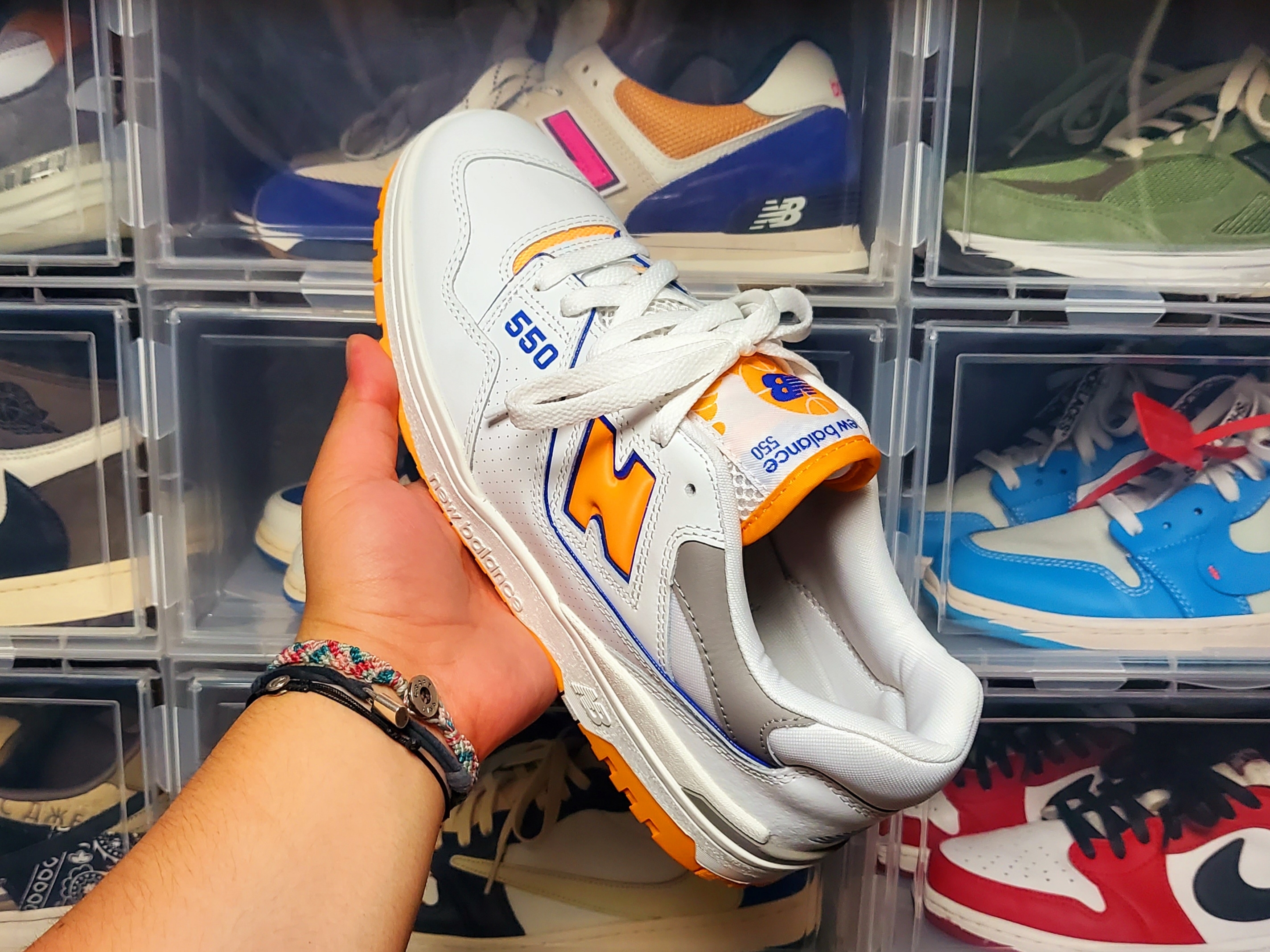 New Balance 550 White Vibrant Orange - 2E Wide 착용 스타일 - 3