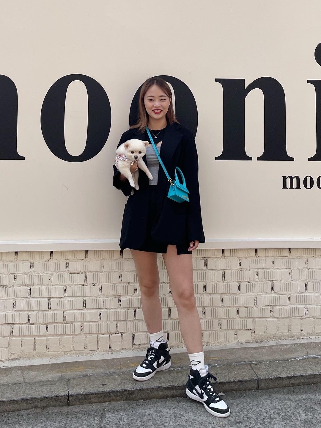 Jacquemus Le Grand Chiquito Large Leather Handbag Turquoise, Nike x Ambush Dunk High Black 착용 스타일 - 3