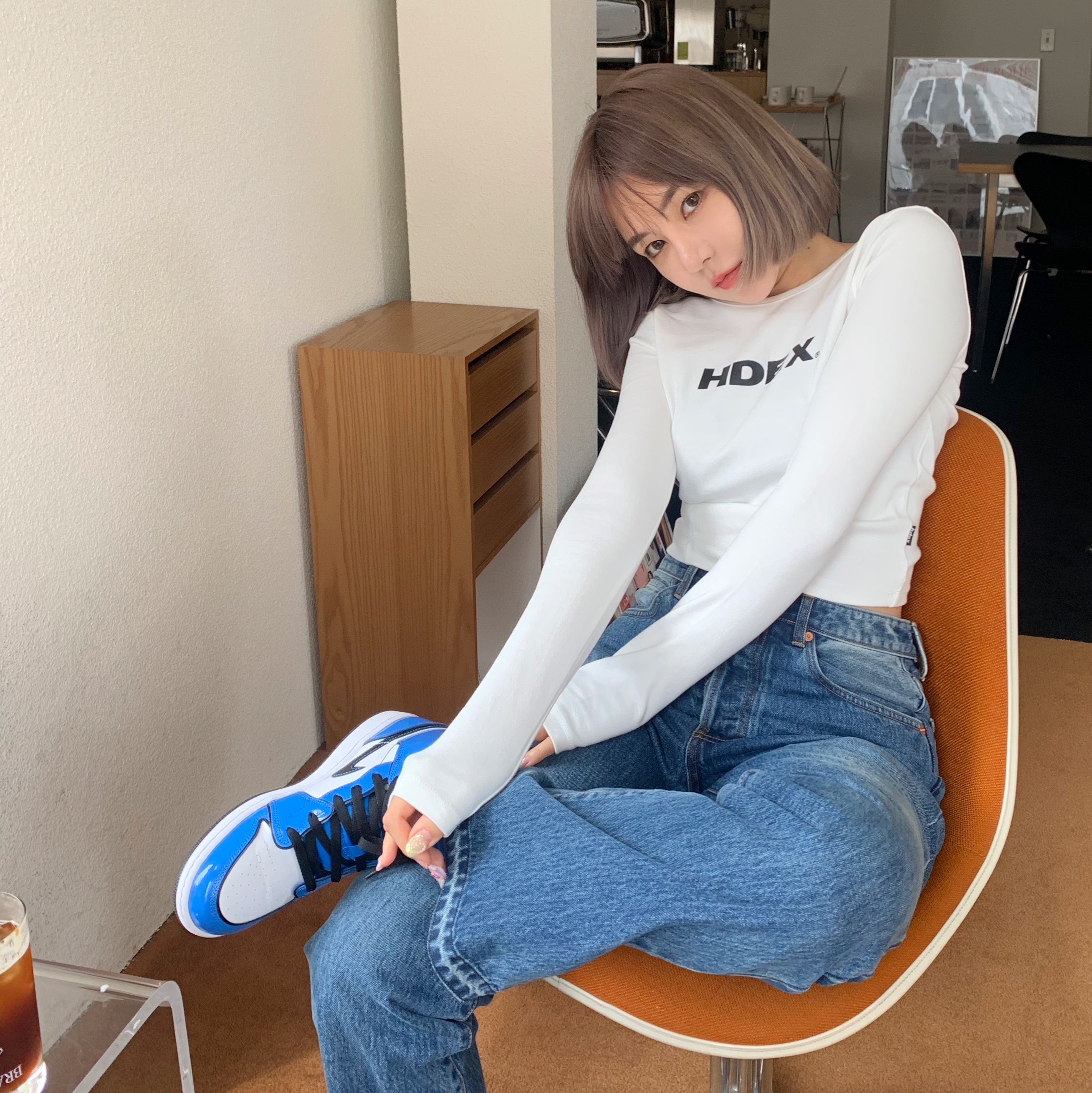 Jordan 1 Mid SE Signal Blue 착용 스타일 - 2