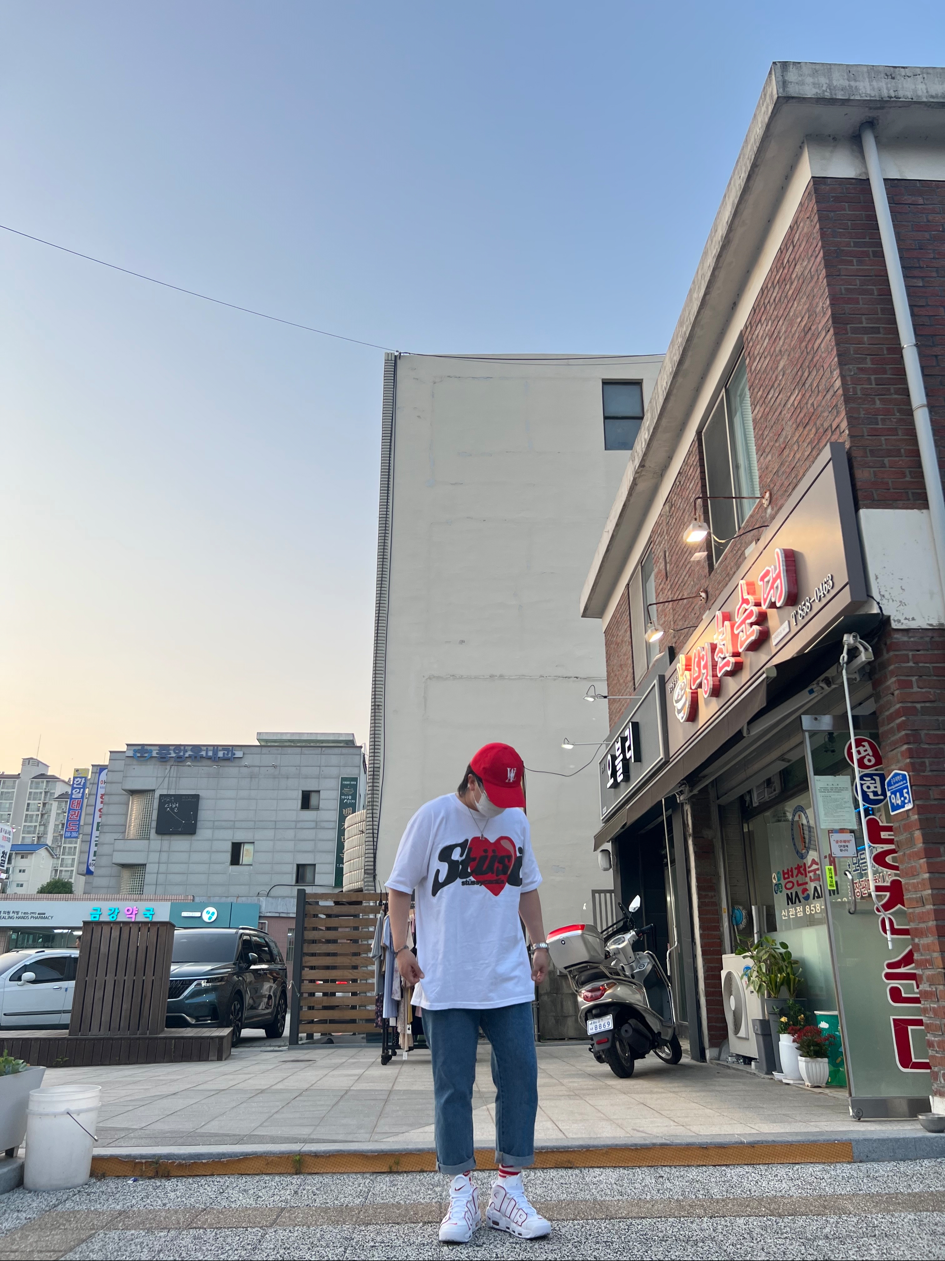 Nike Air More Uptempo White Varsity Red 2018, Stussy x Cactus Plant Flea Market Heart T-Shirt 착용 스타일 - 2