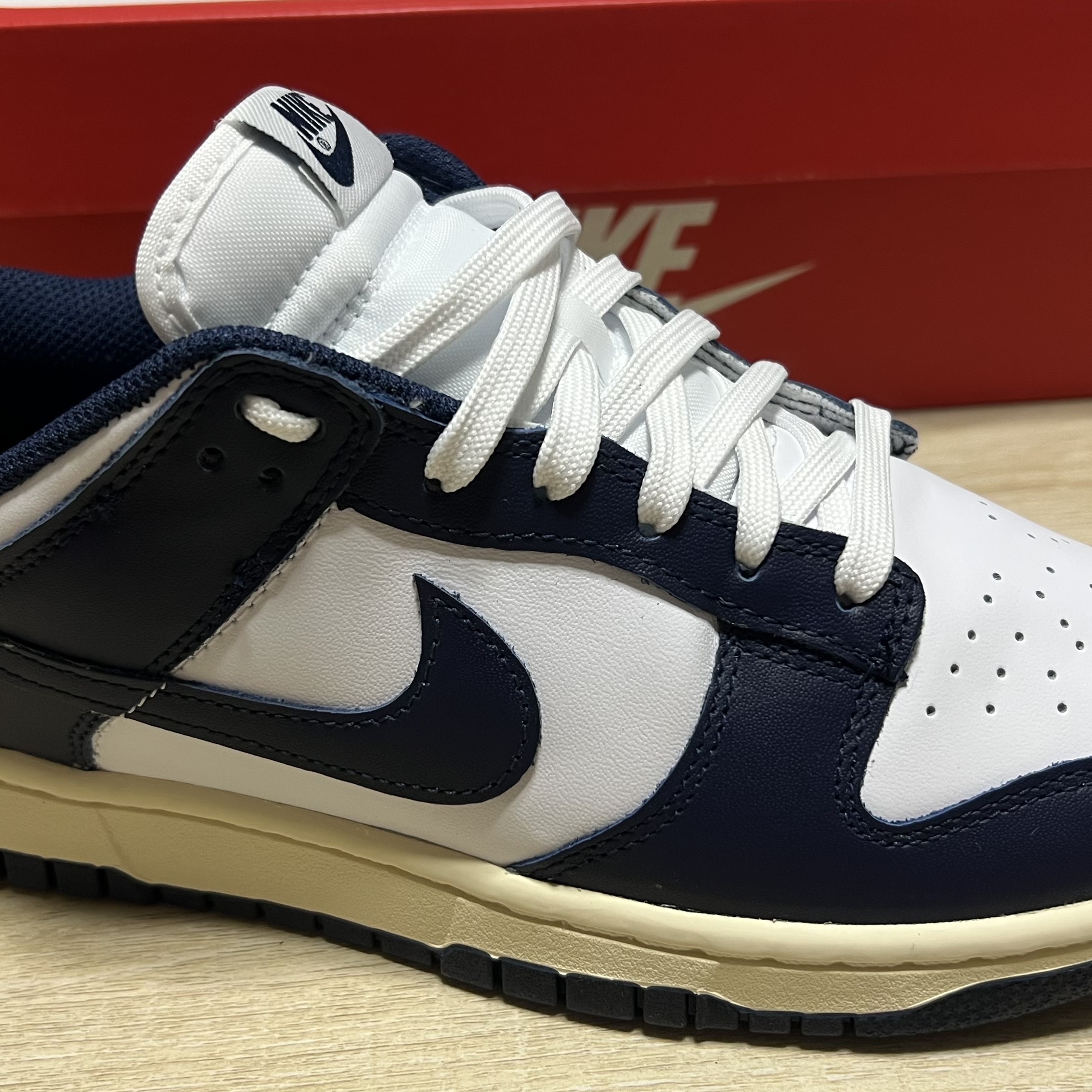 (W) Nike Dunk Low Vintage Midnight Navy 착용 스타일 - 1