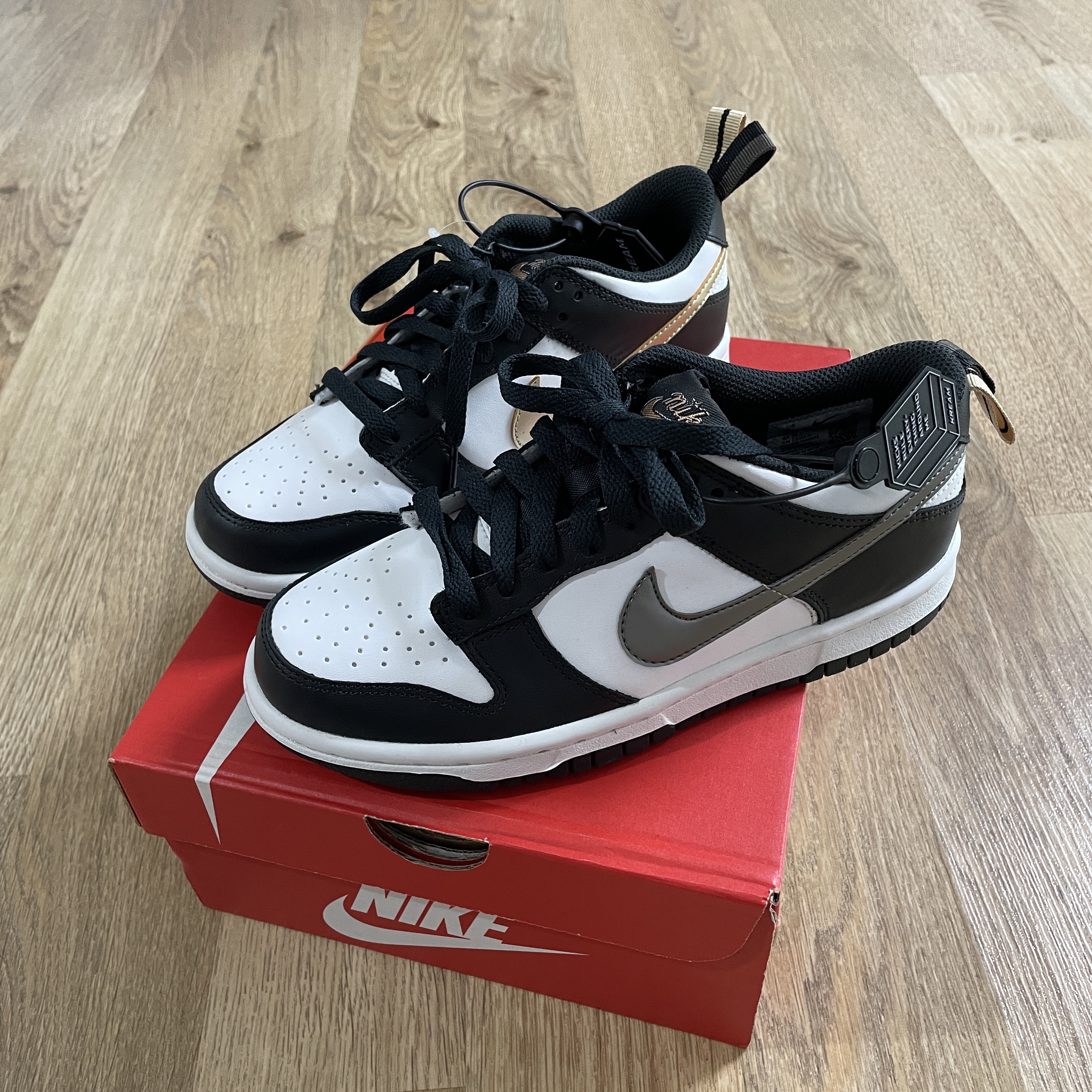 (GS) Nike Dunk Low SE Off Noir Summit White Metallic Pewter 착용 스타일 - 1