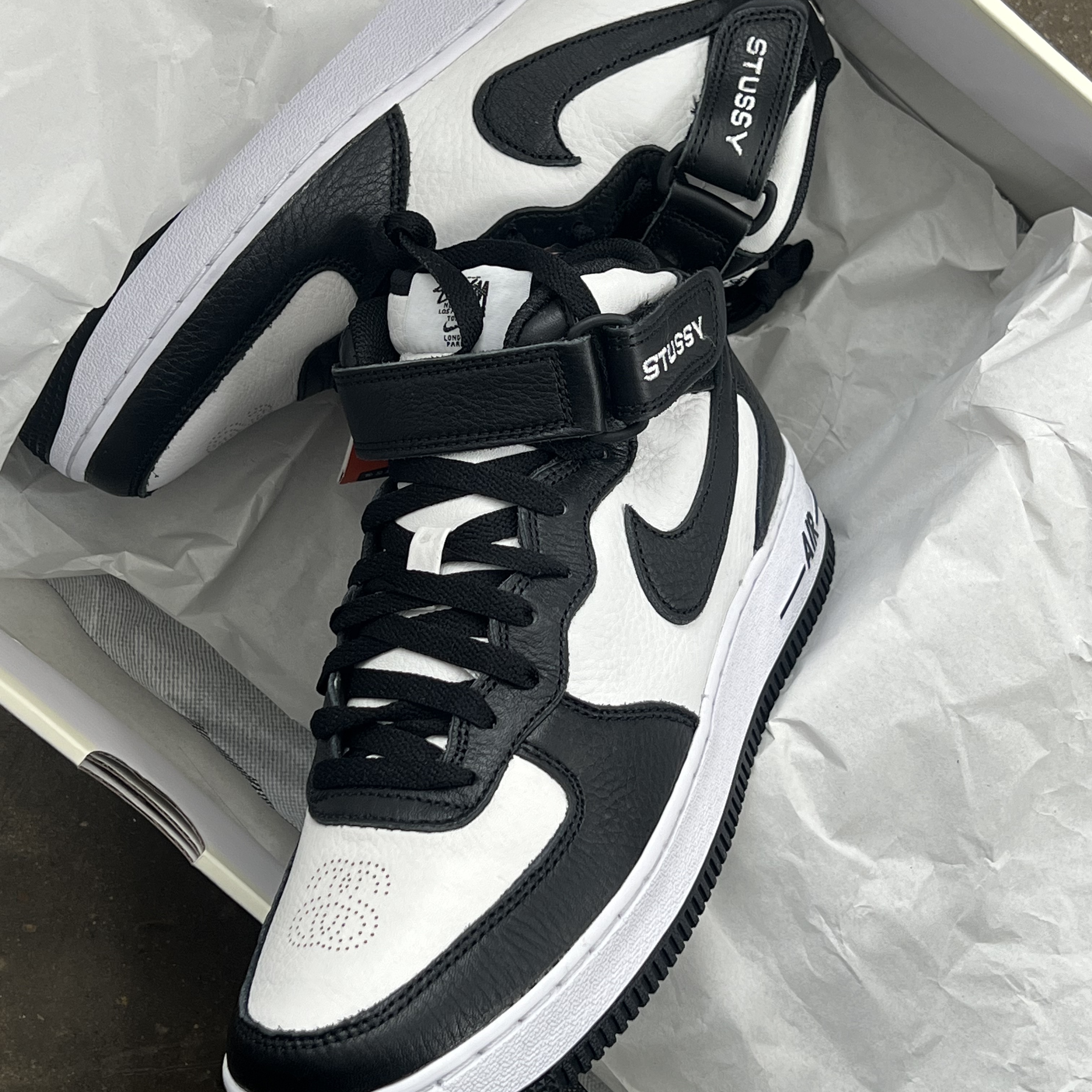 Nike x Stussy Air Force 1 '07 Mid SP Black and Light Bone 착용 스타일