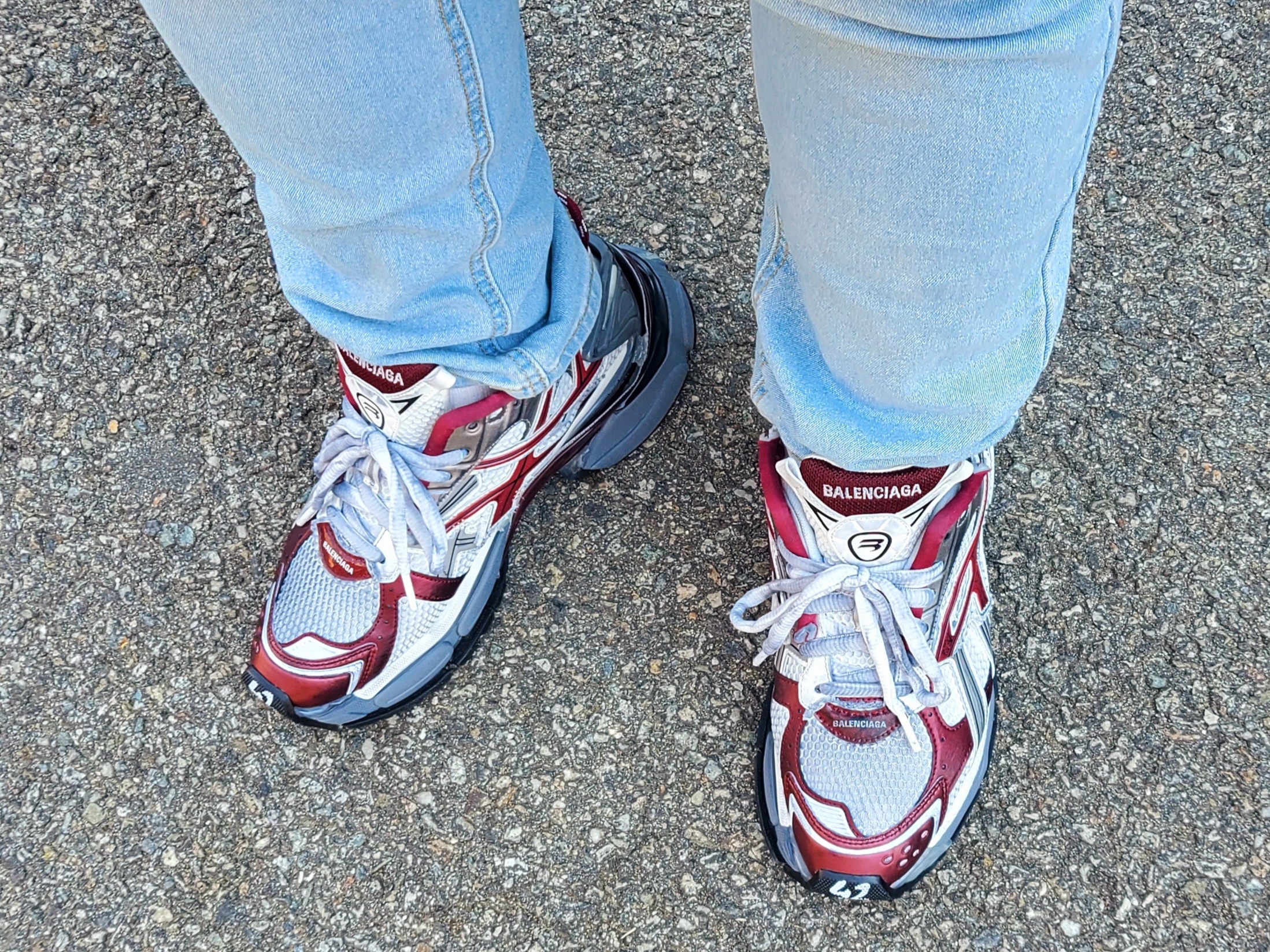 Balenciaga Runner Sneakers Grey Burgundy 착용 스타일 - 3