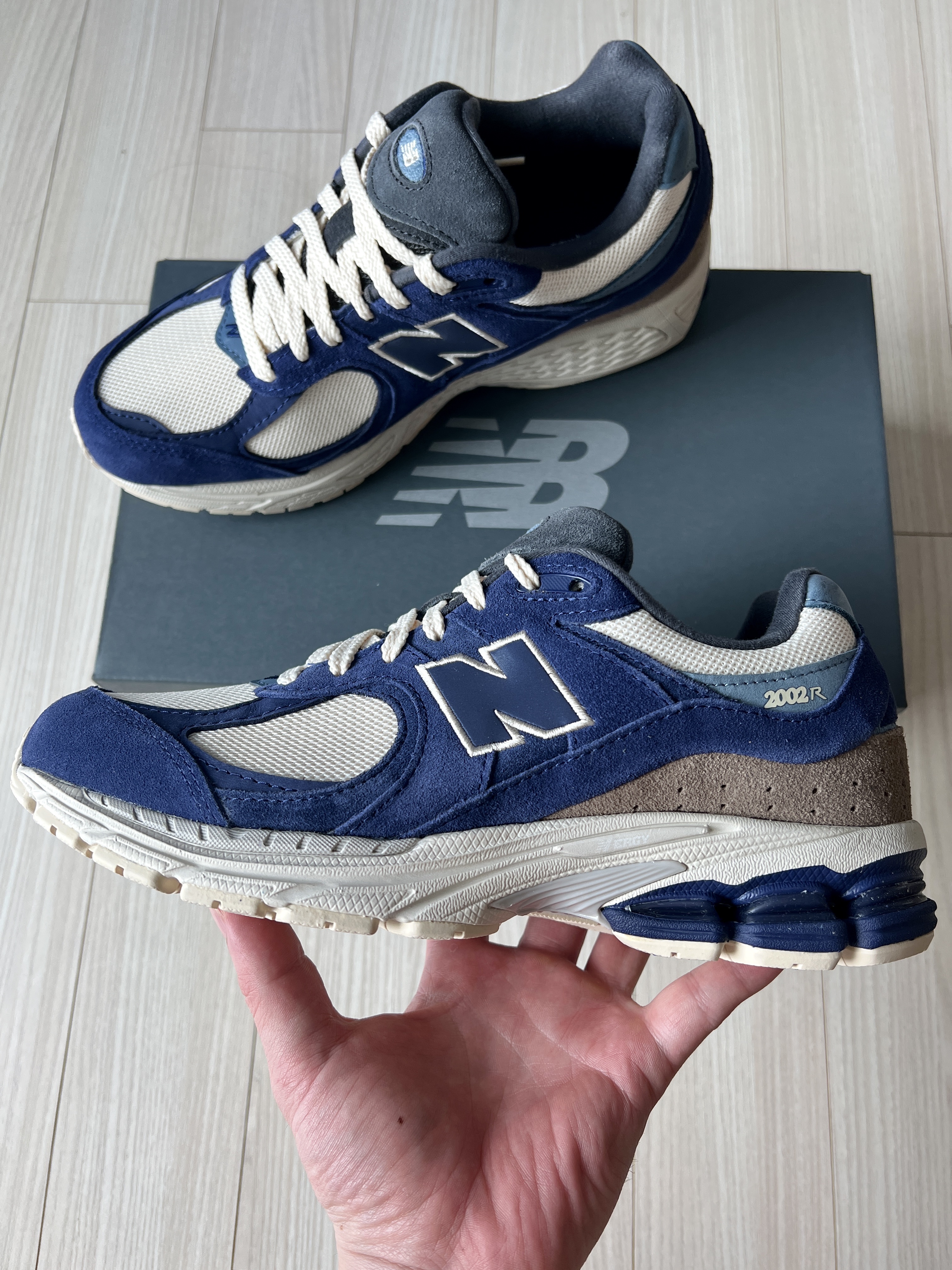 New Balance 2002R Light Cream Purple 착용 스타일