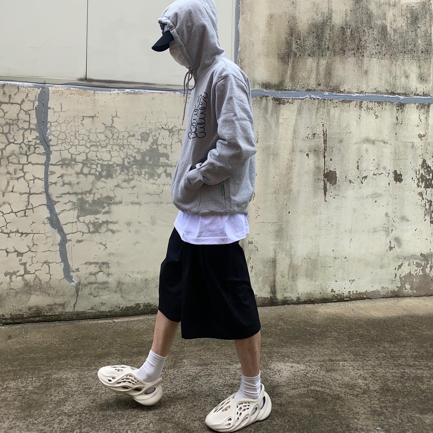 Adidas Yeezy Foam RNNR Sand 착용 스타일