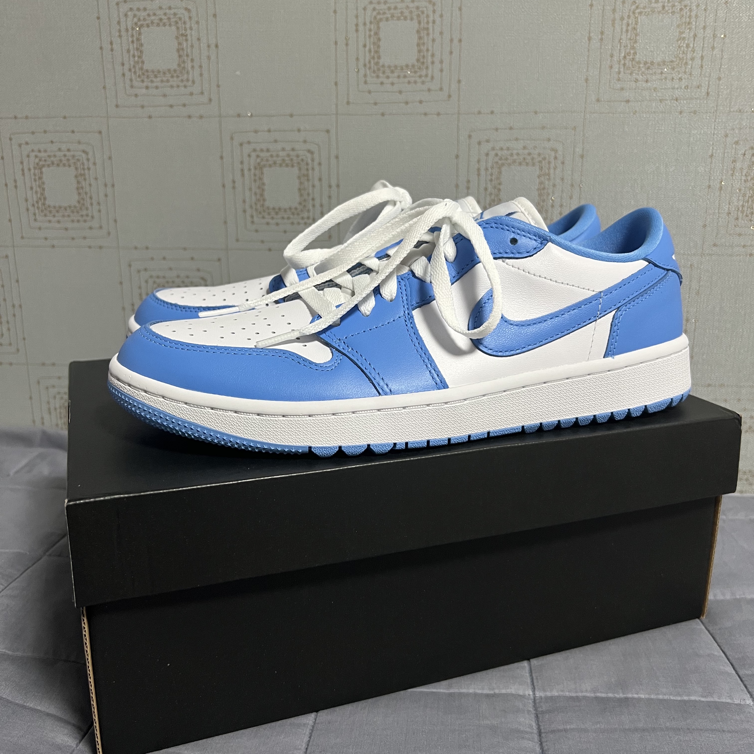 Jordan 1 Low Golf White and University Blue 착용 스타일 - 2