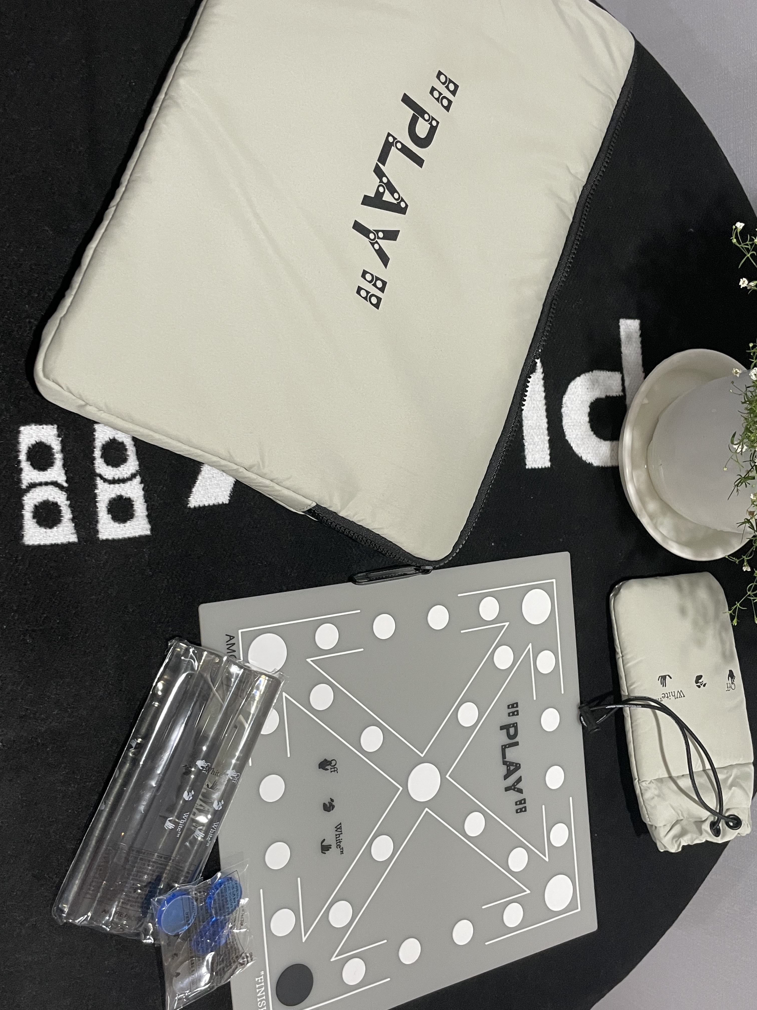 Off-White x Amore Pacific Play Kit 착용 스타일 - 2