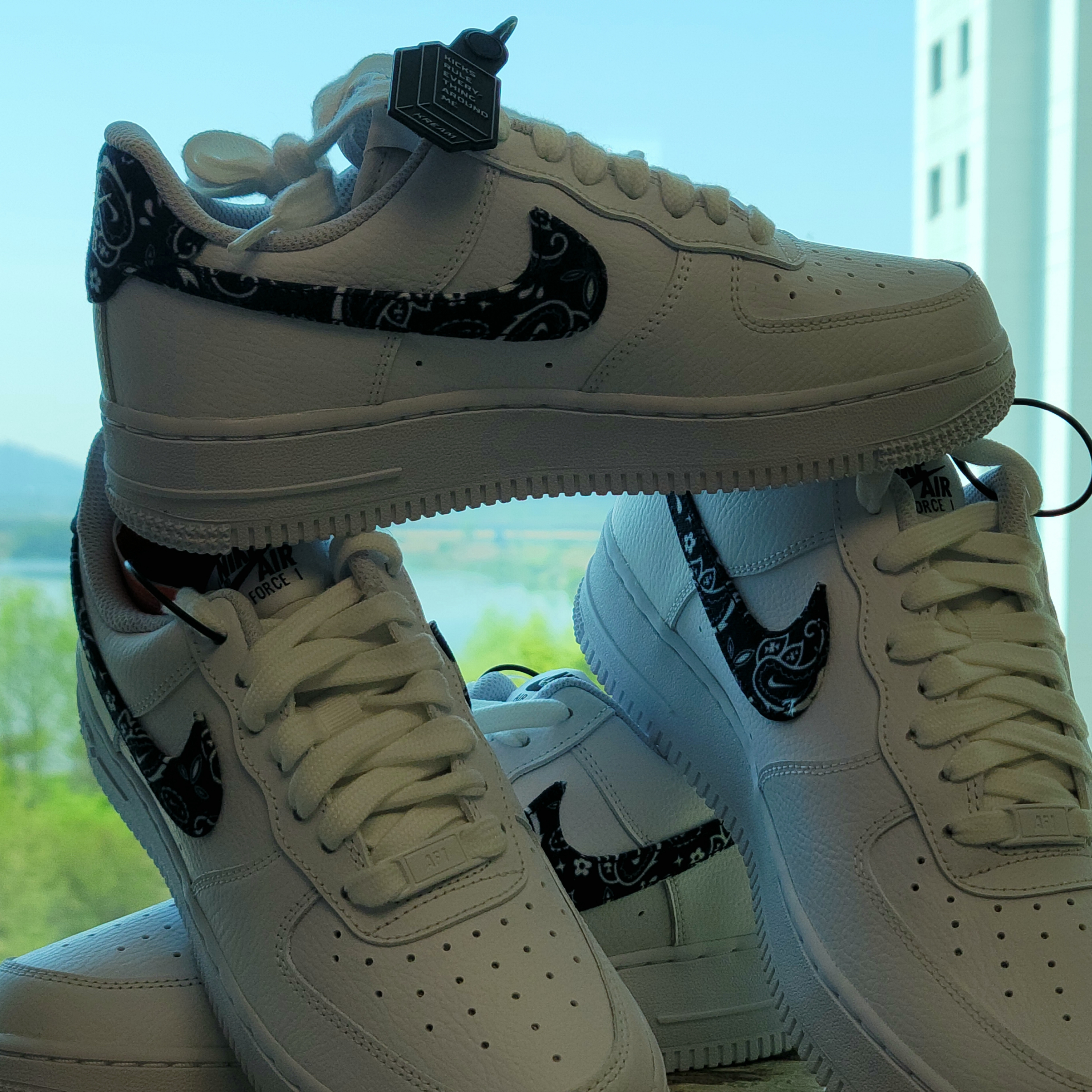 (W) Nike Air Force 1 '07 Essential Paisley Swoosh White Black 착용 스타일 - 1