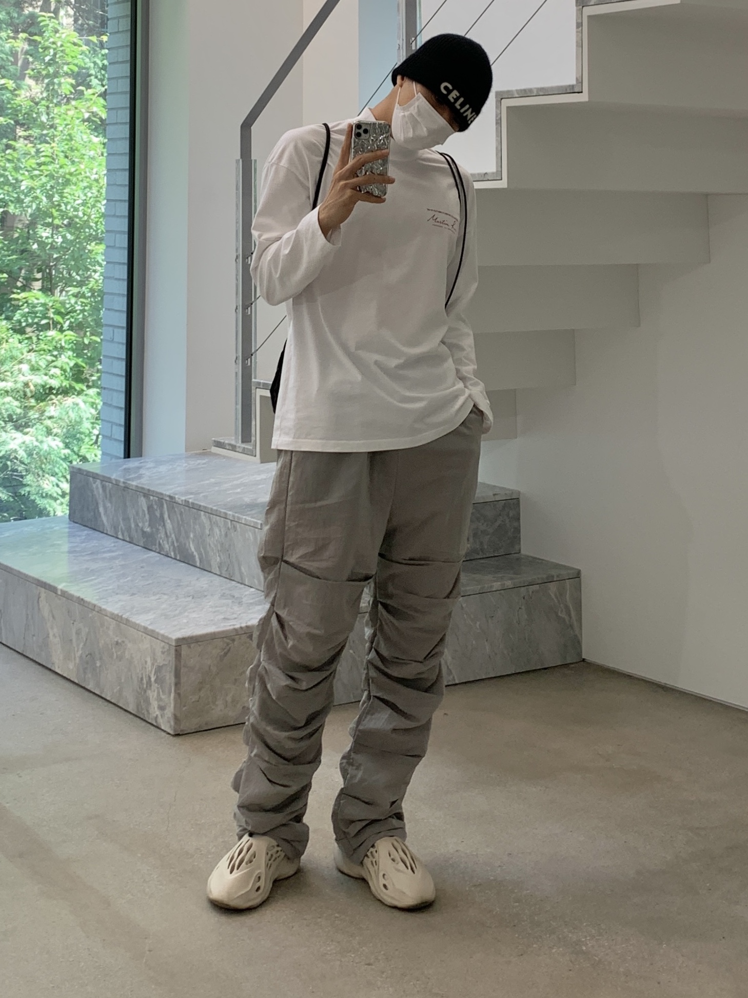 Celine Embroidered Knit Wool Beanie Black, Adidas Yeezy Foam RNNR Sand 착용 스타일 - 1