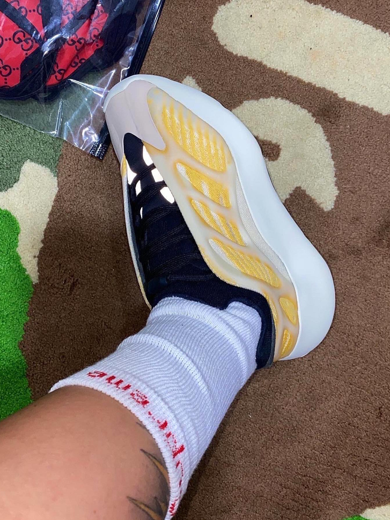 Adidas Yeezy 700 V3 Safflower, Telfar Small Shopping Bag White 착용 스타일 - 5