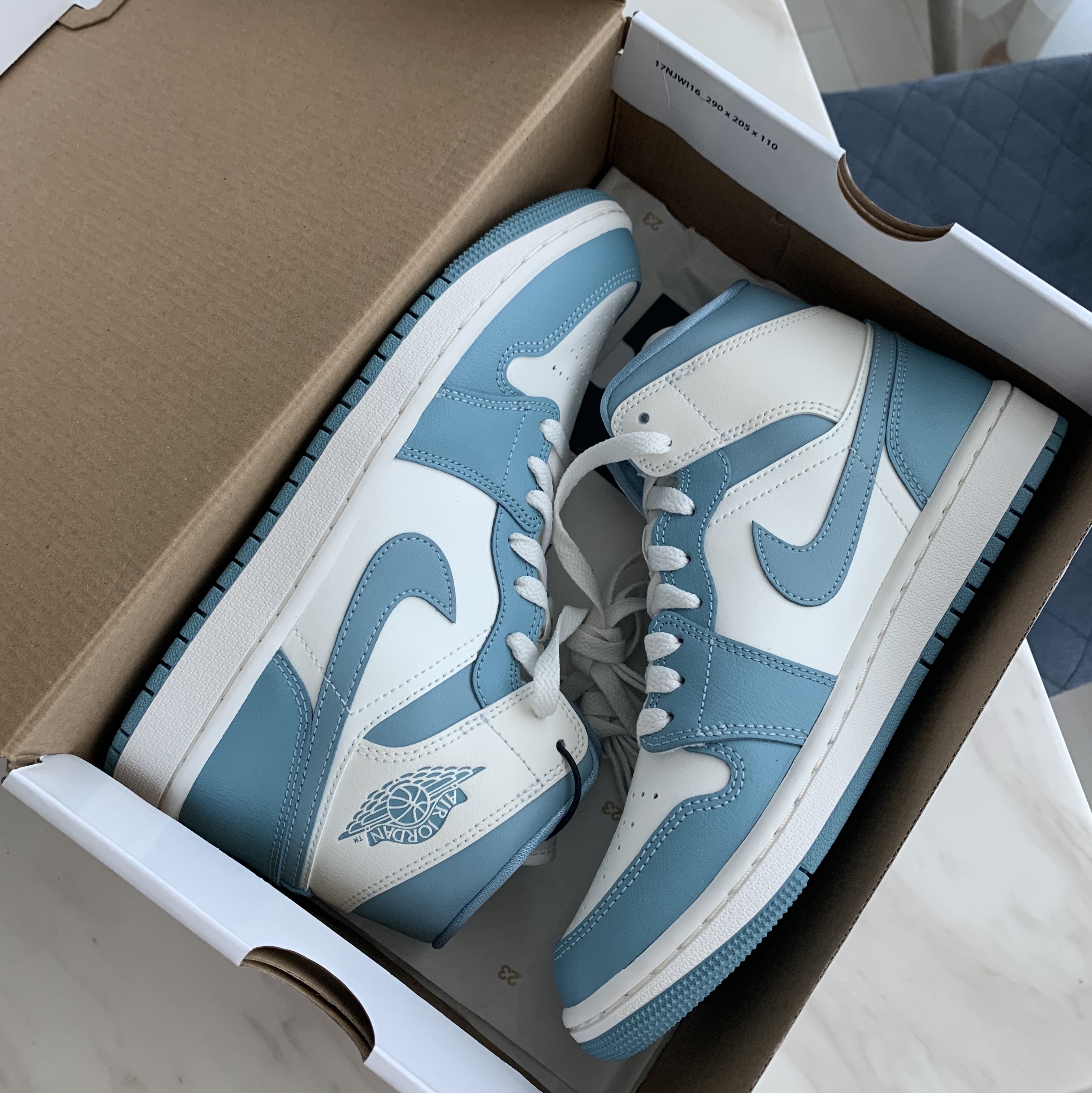 (W) Jordan 1 Mid Sail and Worn Blue 착용 스타일