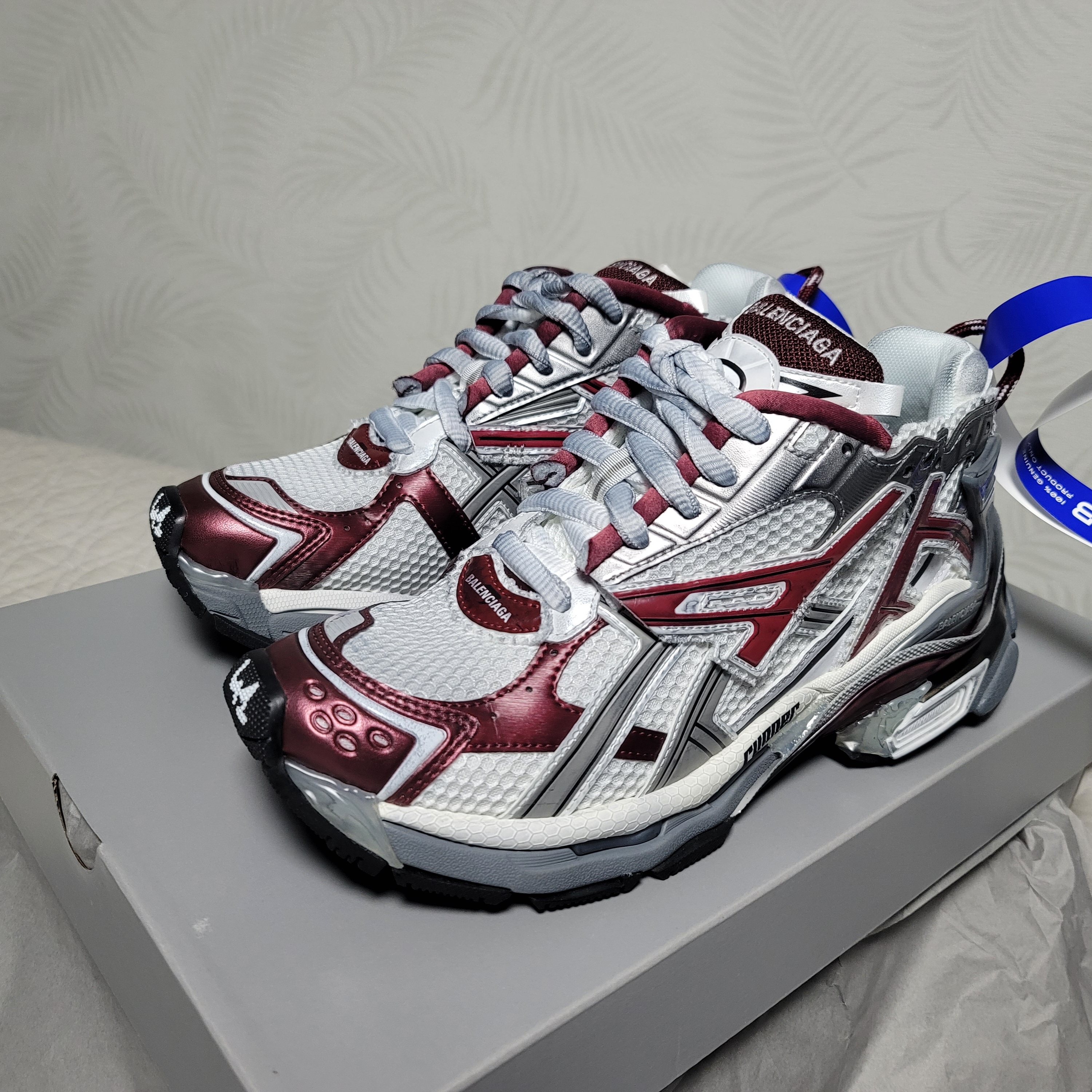 Balenciaga Runner Sneakers Grey Burgundy 착용 스타일 - 1