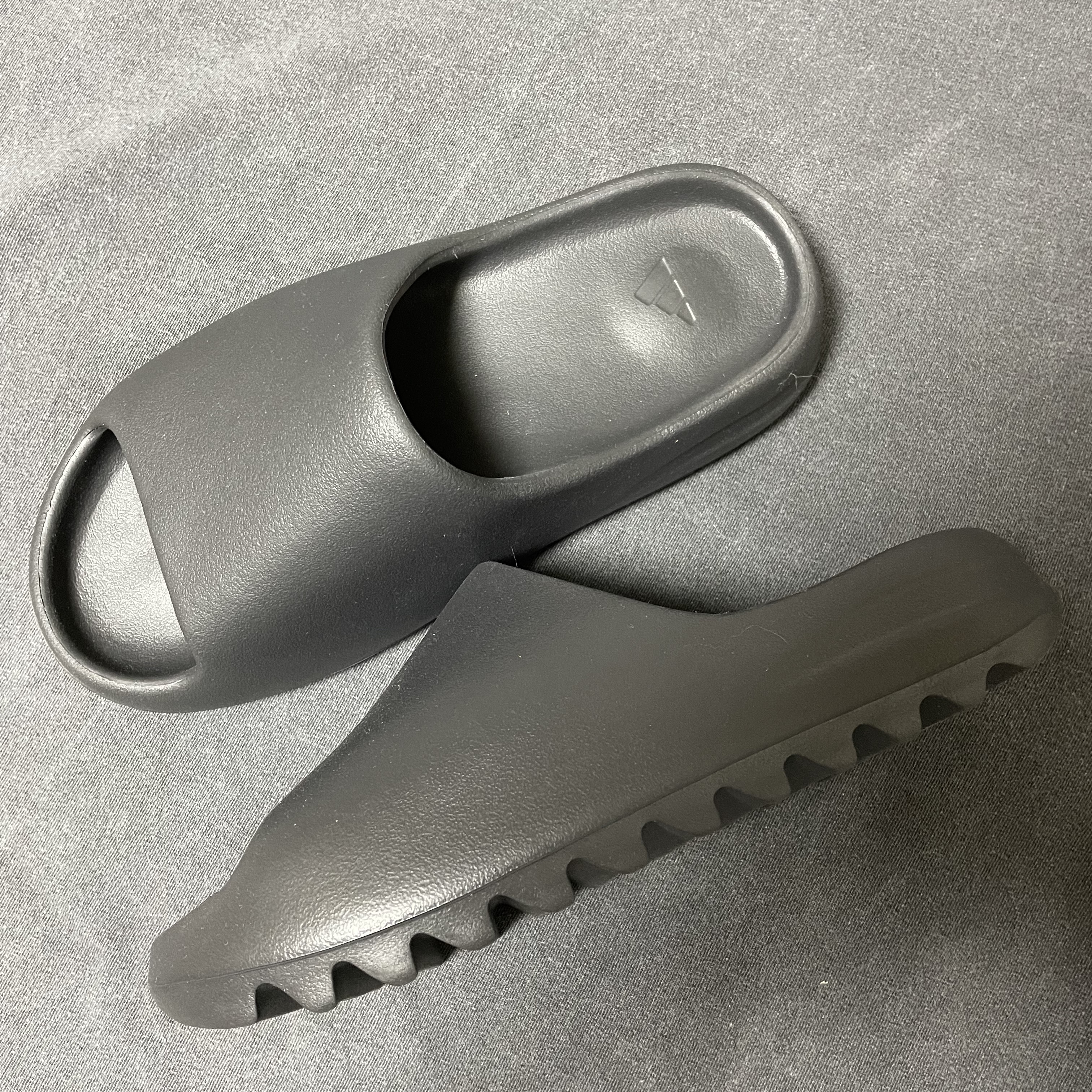 Adidas Yeezy Slide Onyx 착용 스타일 - 2