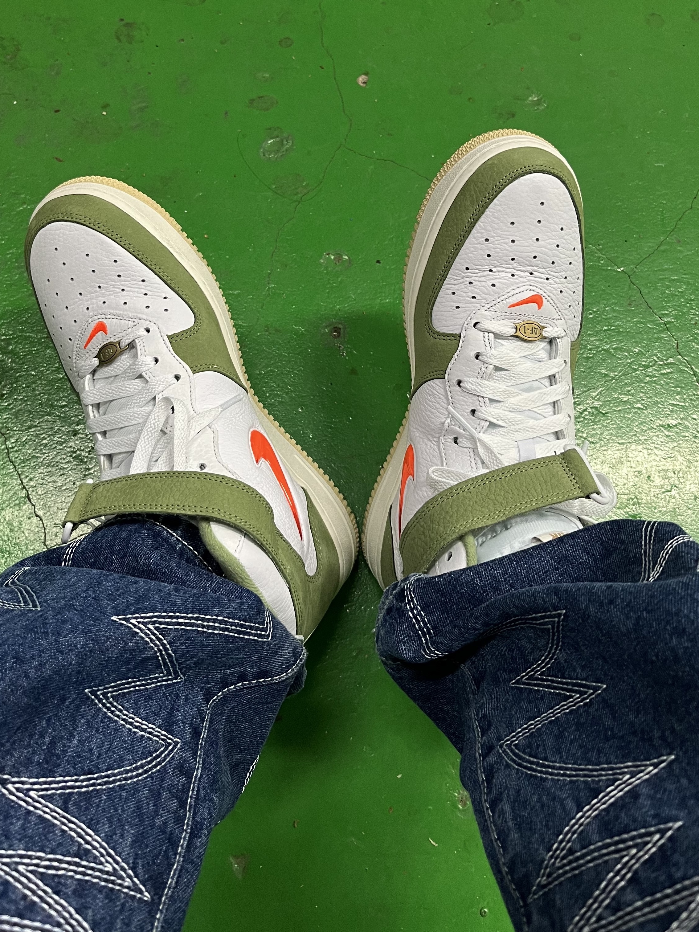 Nike Air Force 1 Mid '07 QS Olive Green and Total Orange 착용 스타일 - 4