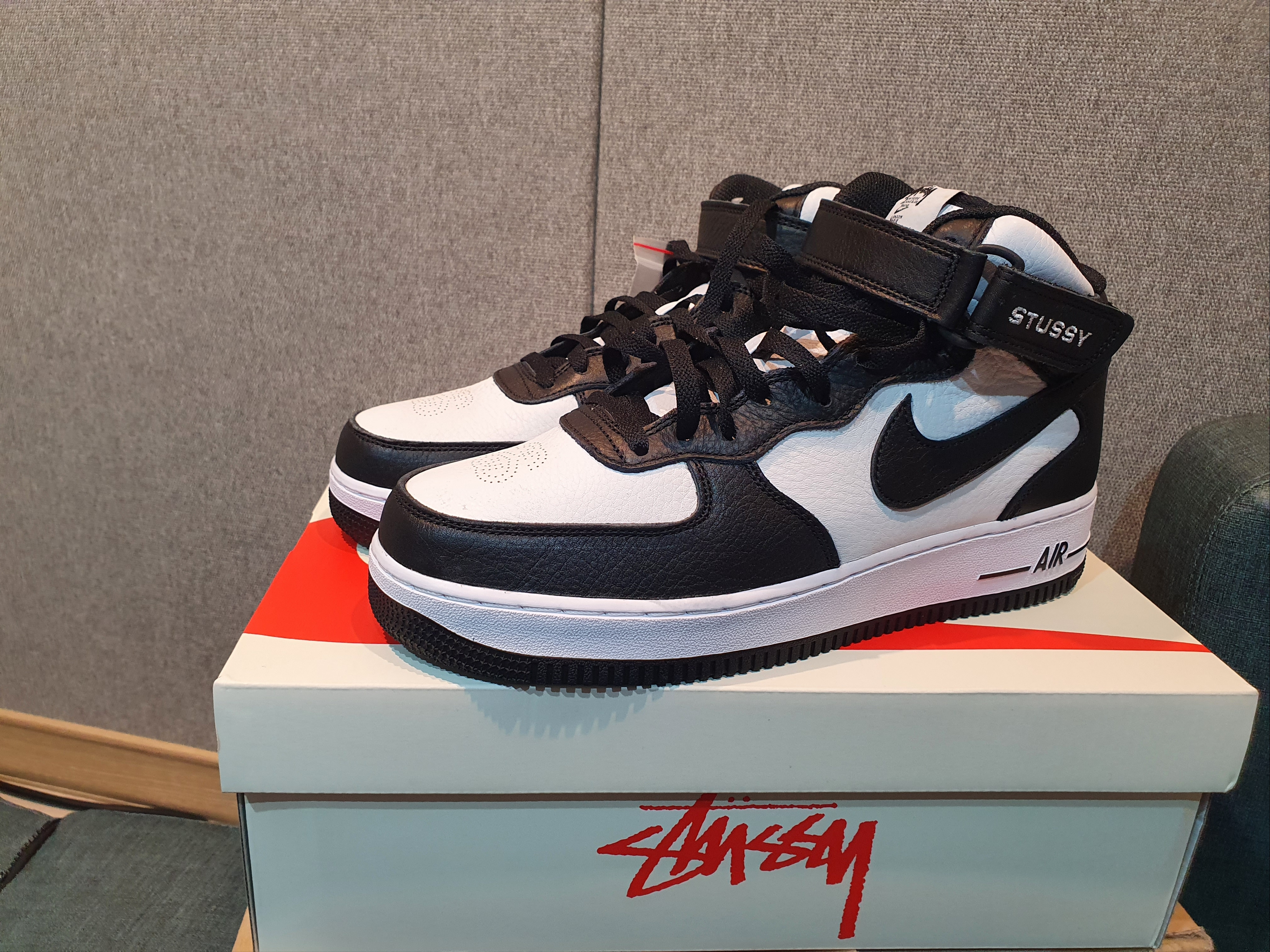 Nike x Stussy Air Force 1 '07 Mid SP Black and Light Bone 착용 스타일 - 2