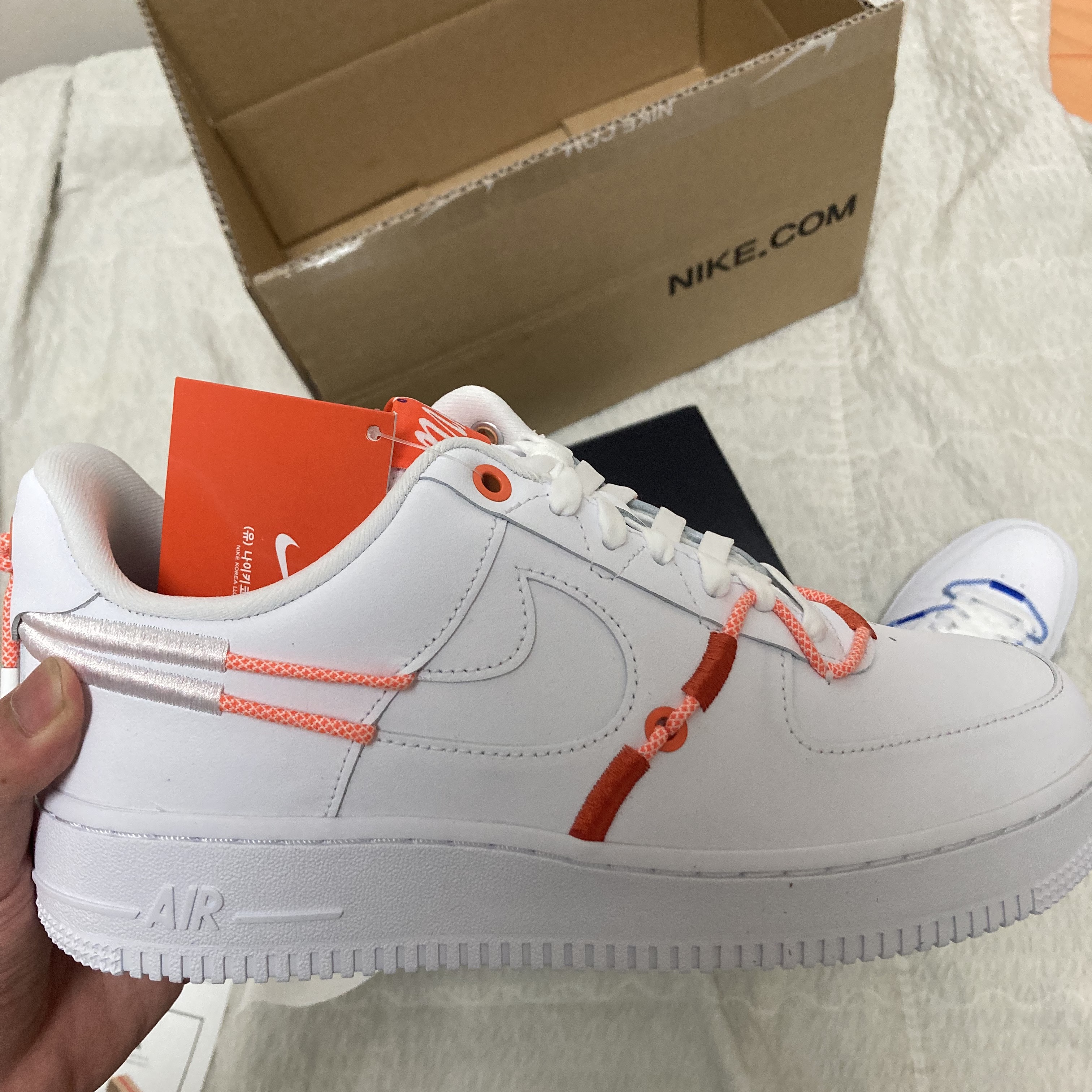 (W) Nike Air Force 1 '07 LX White Safety Orange 착용 스타일 - 2