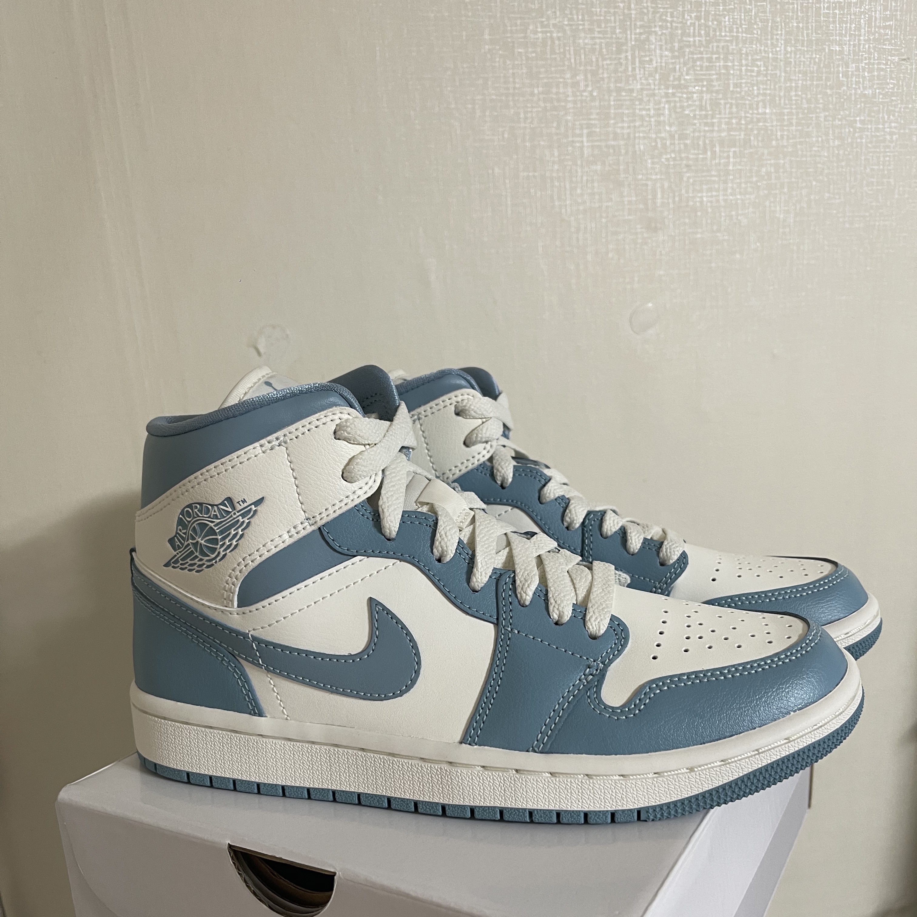 (W) Jordan 1 Mid Sail and Worn Blue 착용 스타일