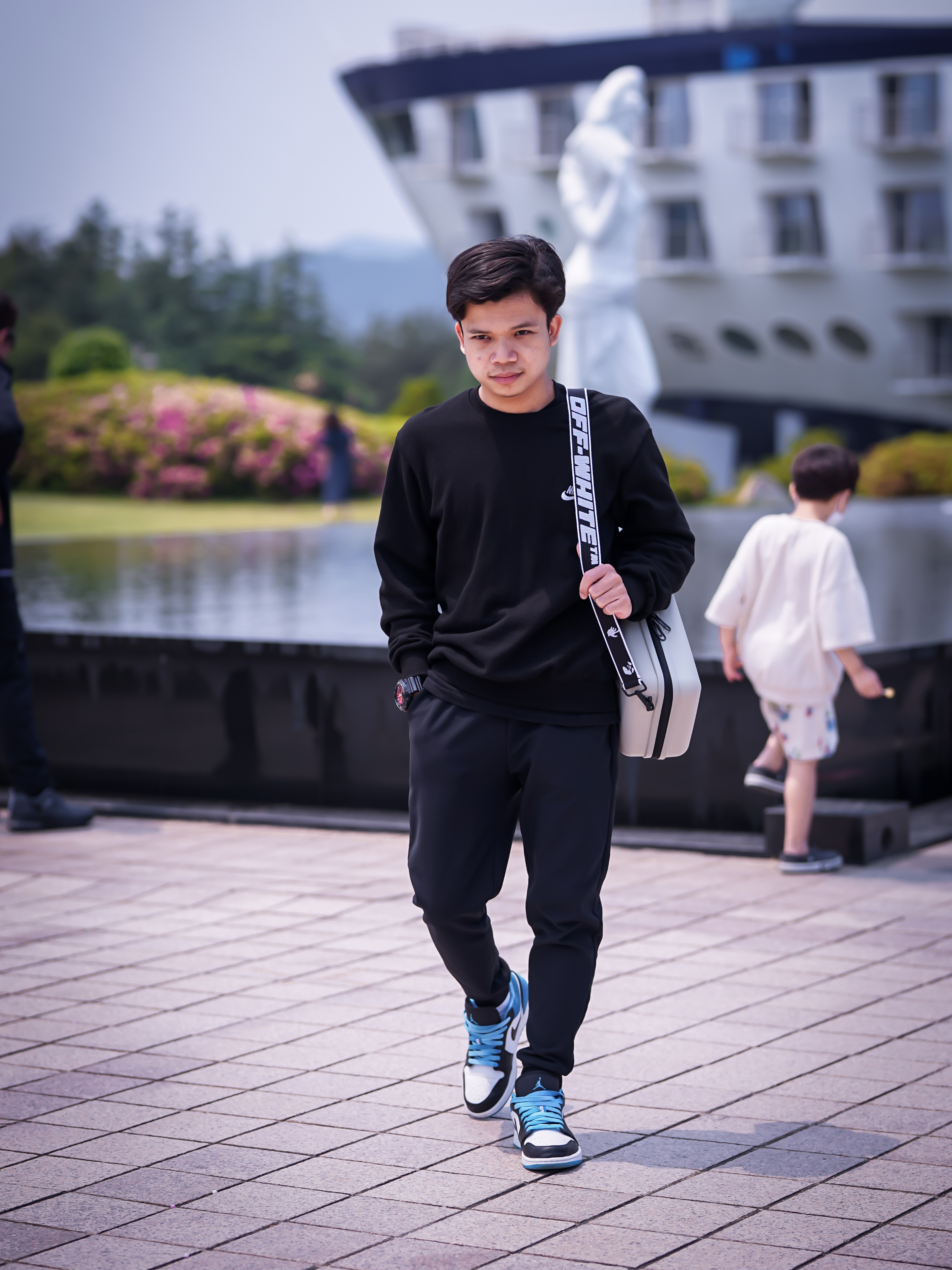 Off-White x Amore Pacific Protection Box (Without Cosmetics), Jordan 1 Low SE Laser Blue 착용 스타일