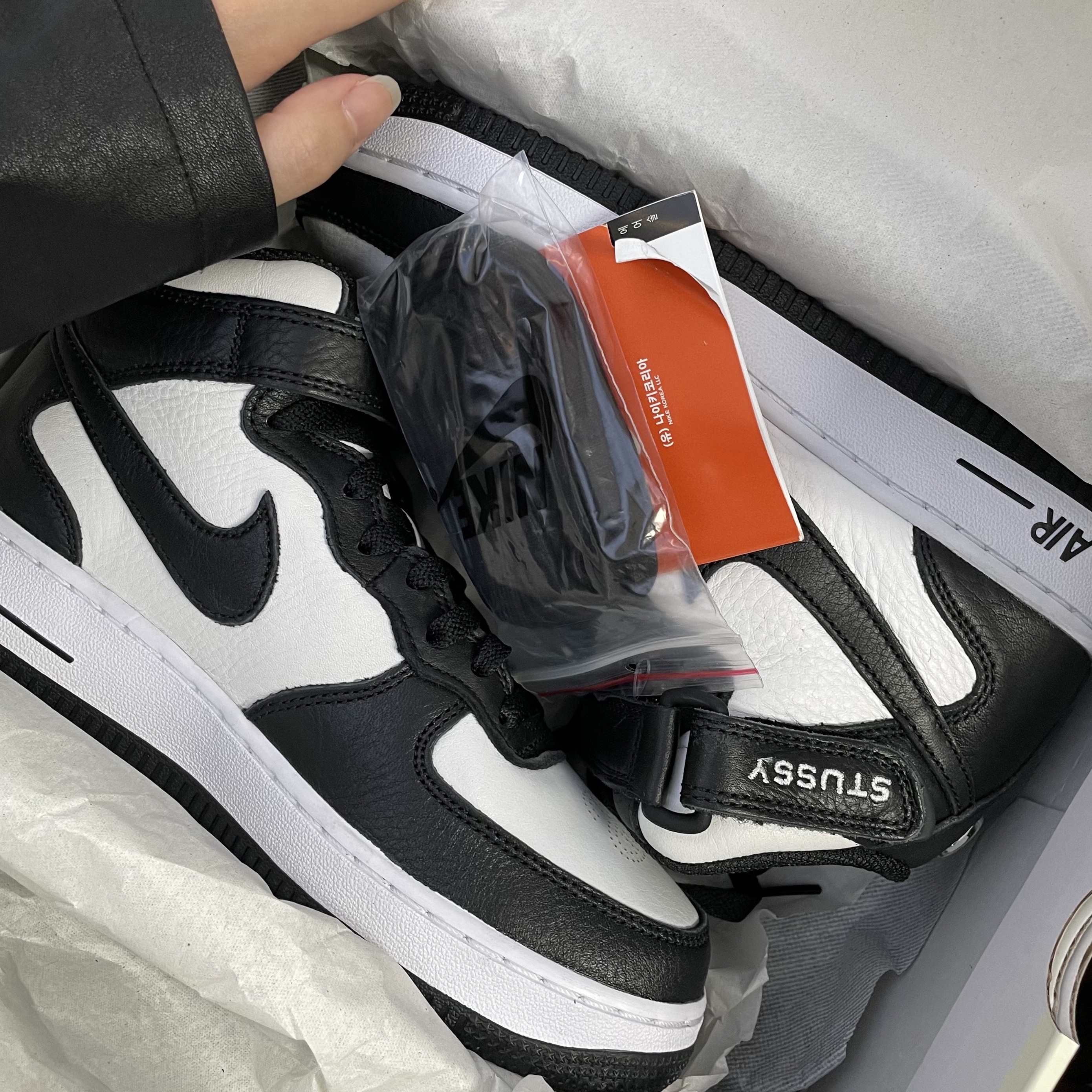 Nike x Stussy Air Force 1 '07 Mid SP Black and Light Bone 착용 스타일