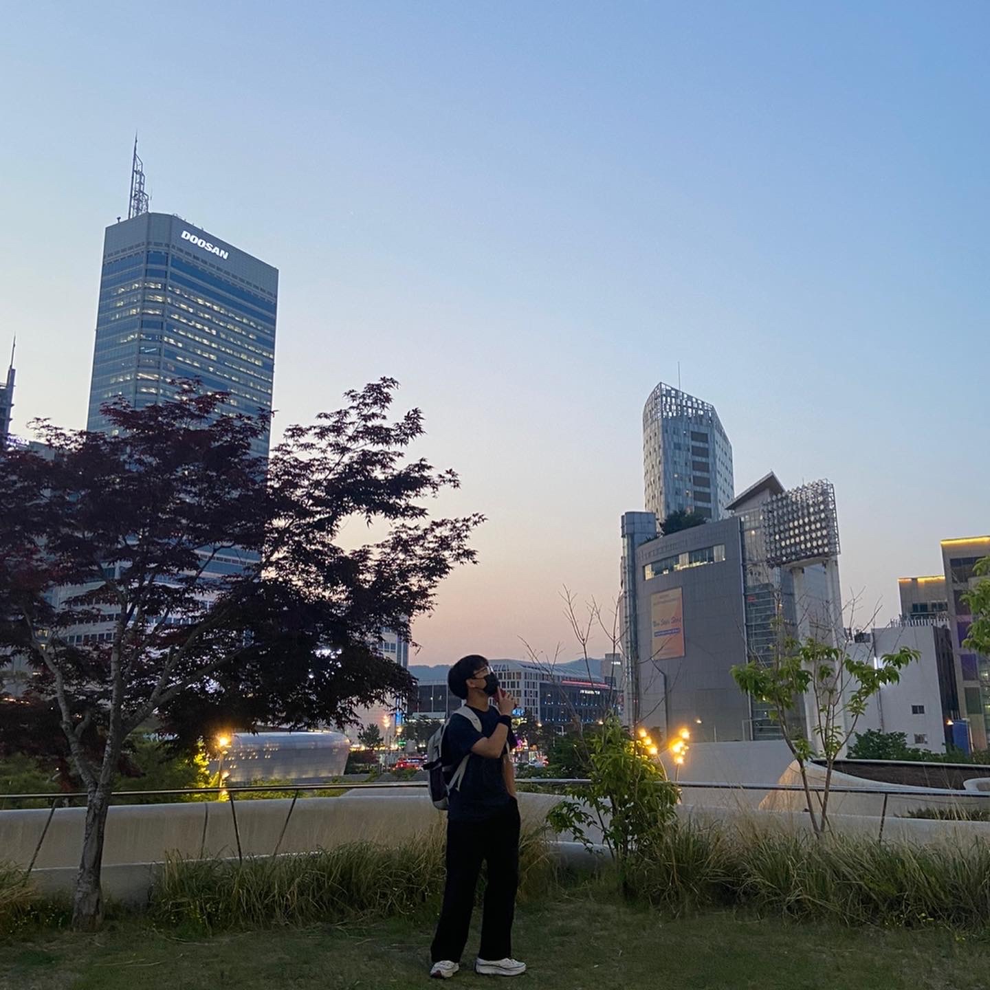 Apple AirPods Max Lightning Space Gray (Korean Ver.), Maison Kitsune Double Fox Head Patch Classic T-Shirt Anthracite 착용 스타일 - 4