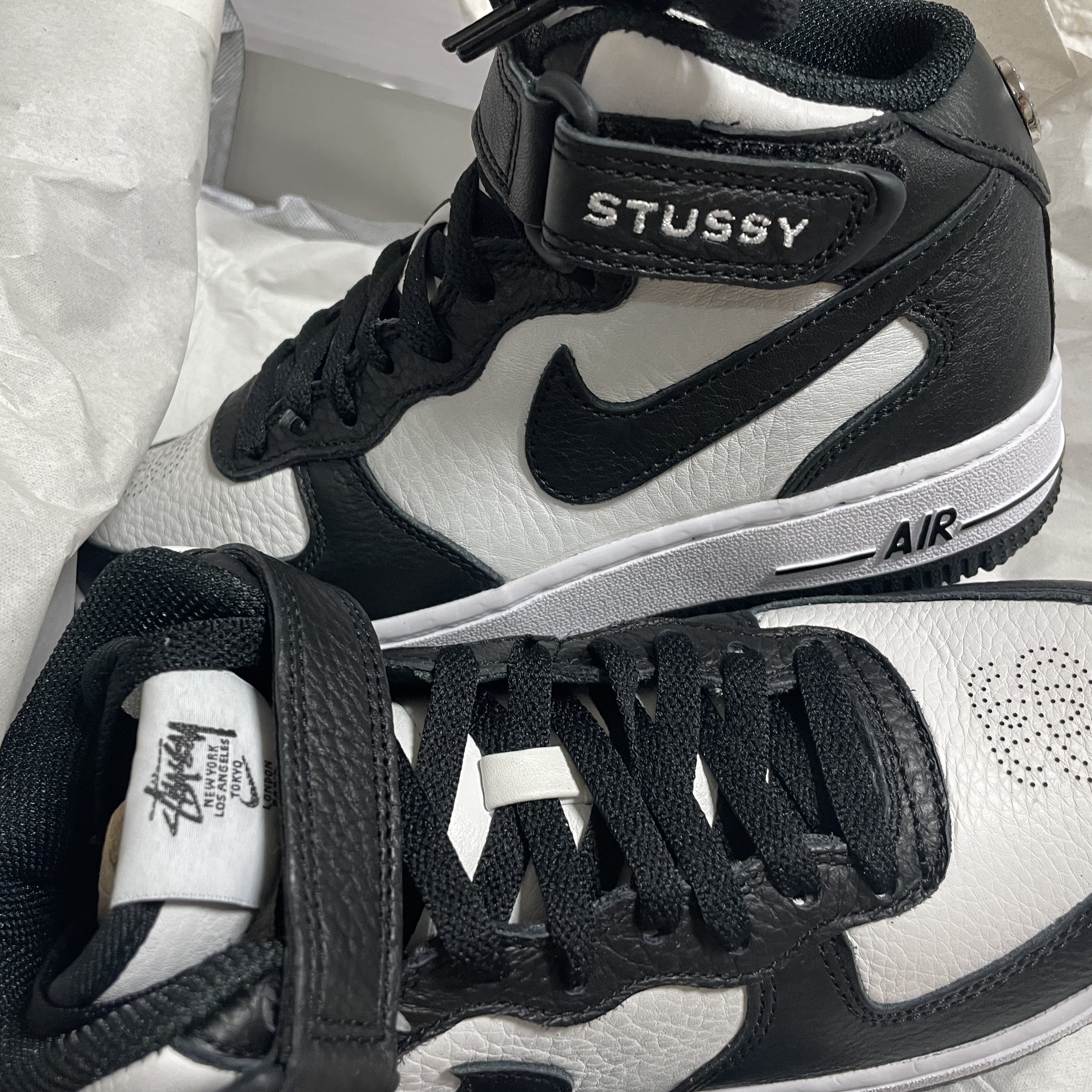 Nike x Stussy Air Force 1 '07 Mid SP Black and Light Bone 착용 스타일 - 2