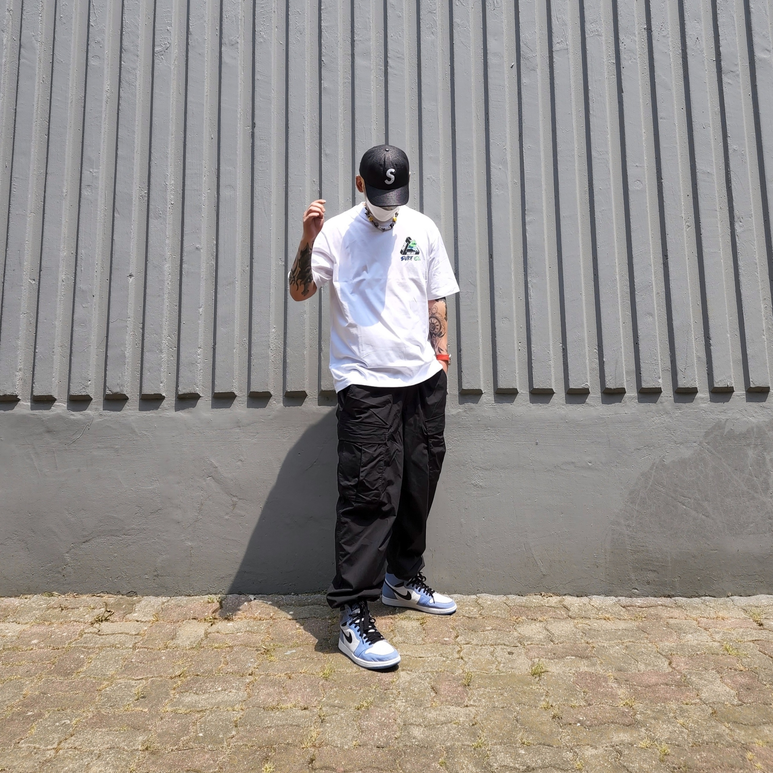 Supreme Raffia S Logo 6-Panel Black - 22SS, Palace Tri-Surf Co T-Shirt White - 22SS 착용 스타일 - 2