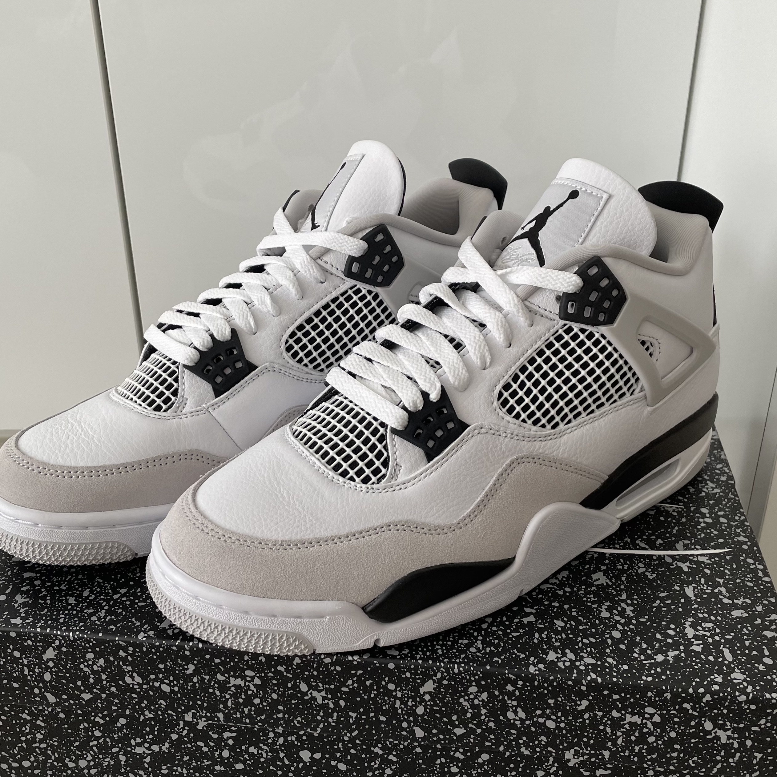 Jordan 4 Retro White and Black 착용 스타일 - 1
