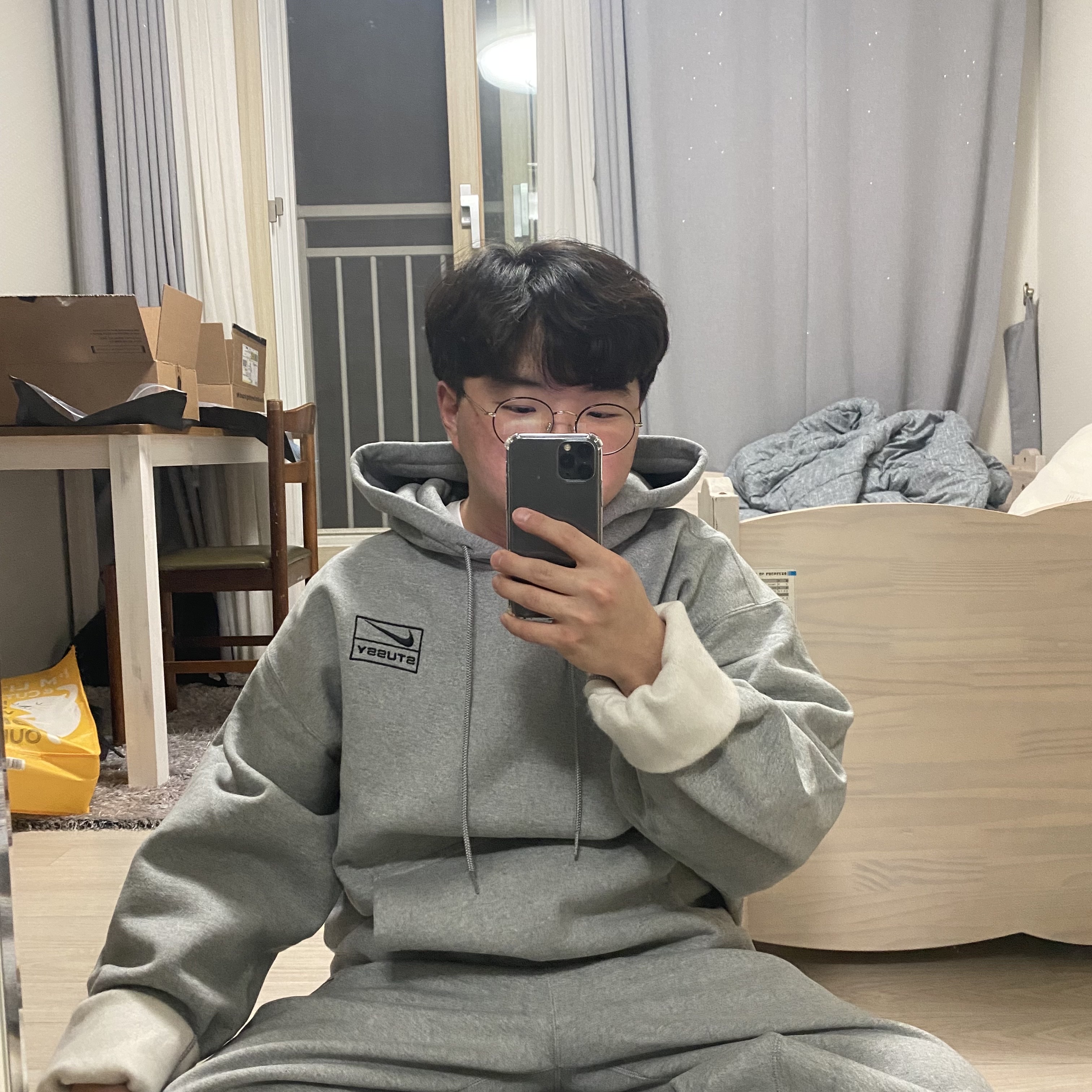 Nike x Stussy NRG RA Washed Pullover Hoodie Black (DN4028-010), Nike x Stussy NRG RA Pullover Hoodie Dark Grey Heather (DJ9488-063) 착용 스타일 - 1