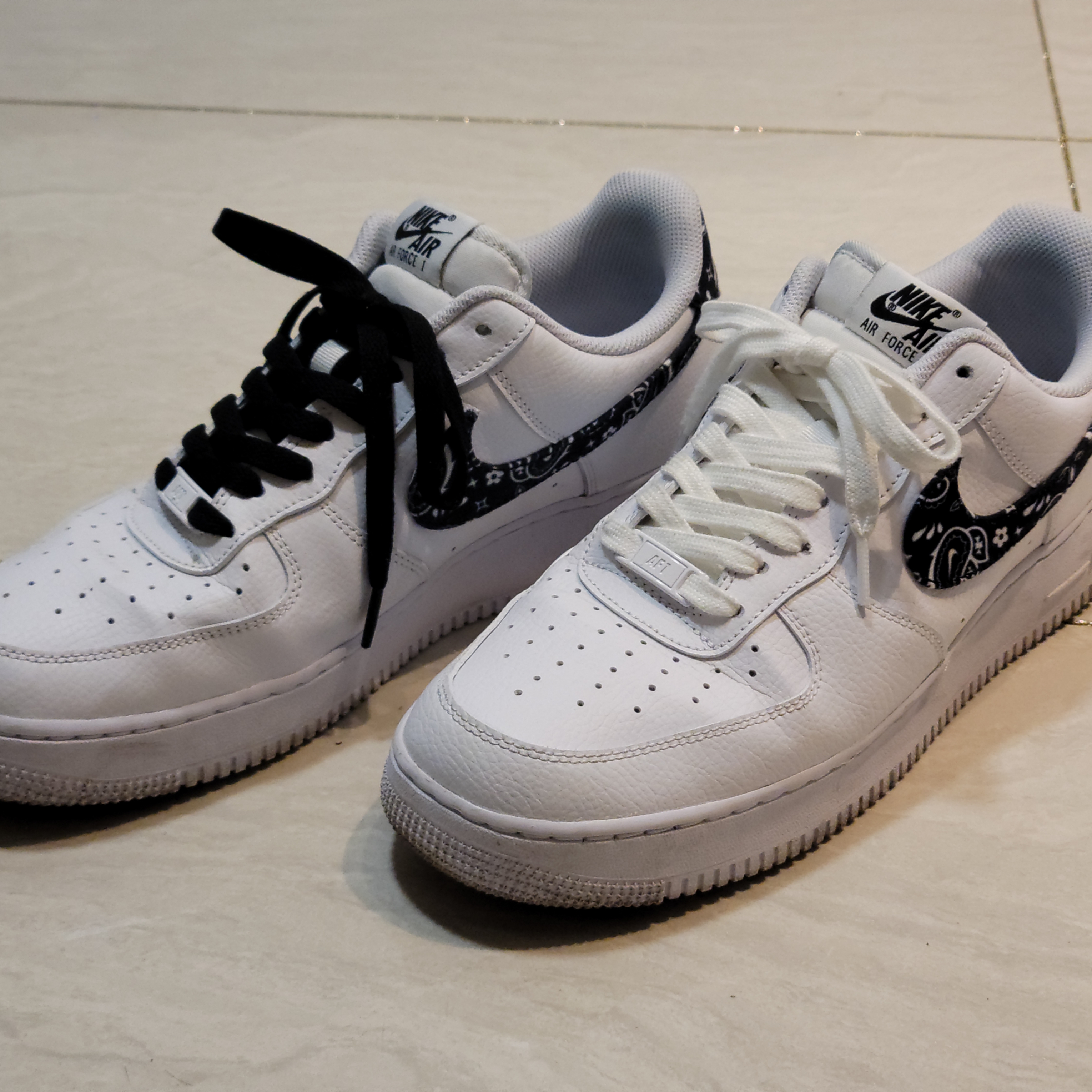 (W) Nike Air Force 1 '07 Essential Paisley Swoosh White Black 착용 스타일 - 2