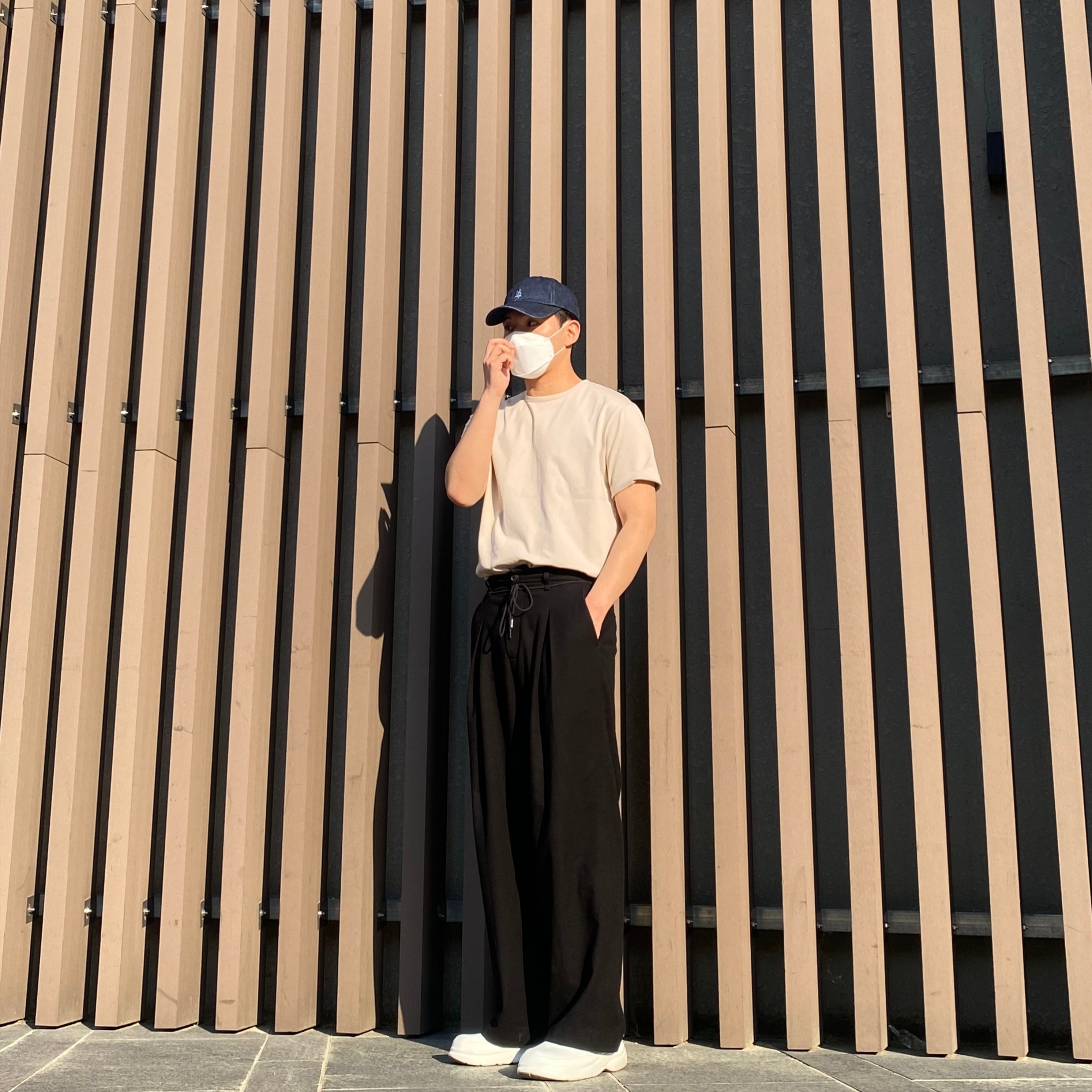 Maison Kitsune Double Fox Head Patch Classic T-Shirt Anthracite, Montblanc Horseshoe Buckle 30mm Reversible Leather Belt Black Brown 착용 스타일 - 4