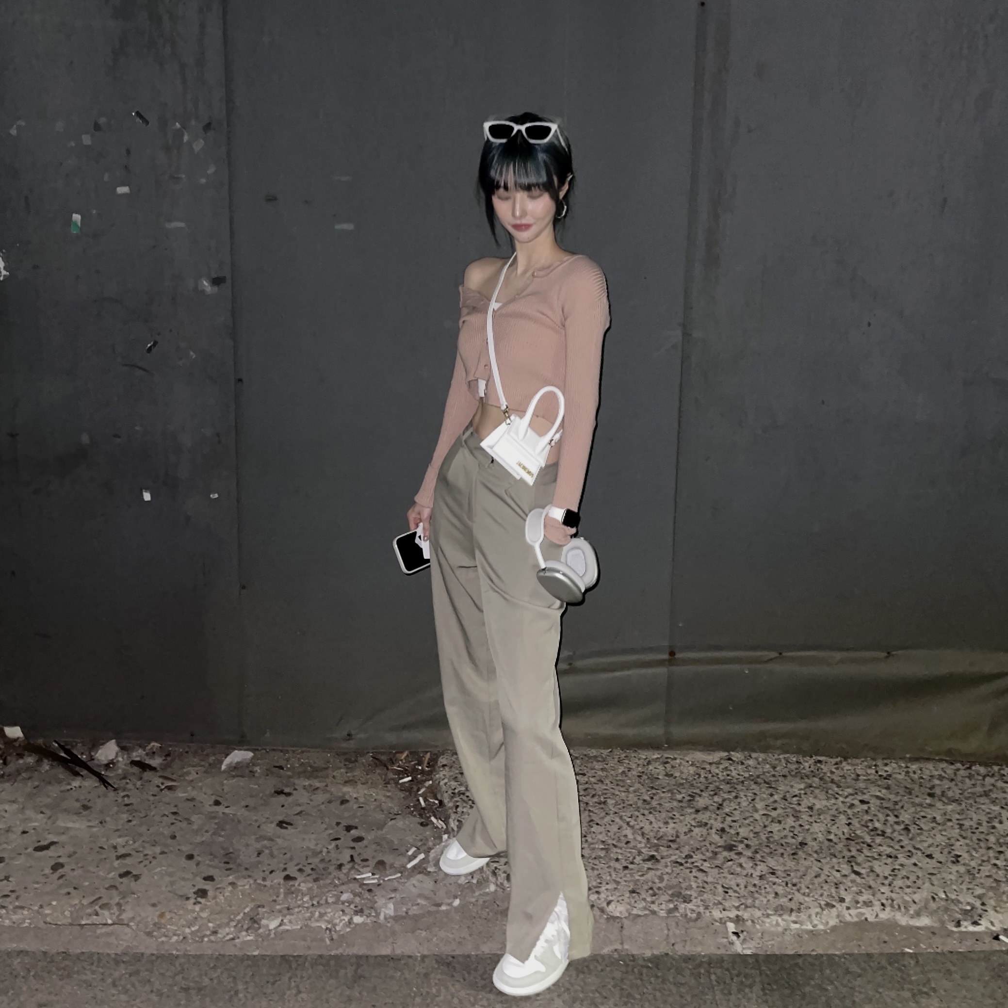 (W) Jordan 1 Retro High OG Seafoam, Jacquemus Le Chiquito Signature Leather Mini Handbag White 착용 스타일 - 2