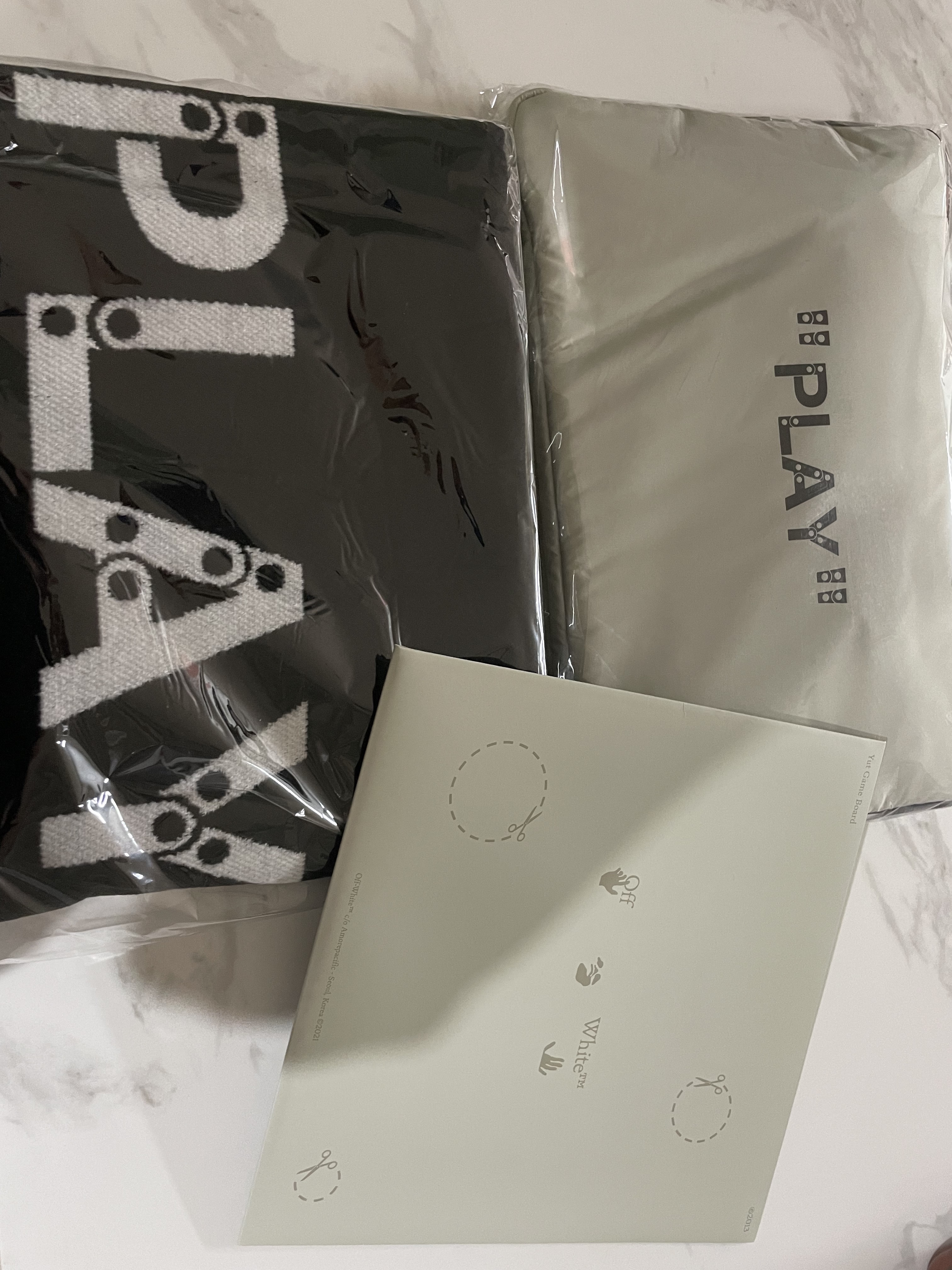 Off-White x Amore Pacific Play Kit 착용 스타일 - 1