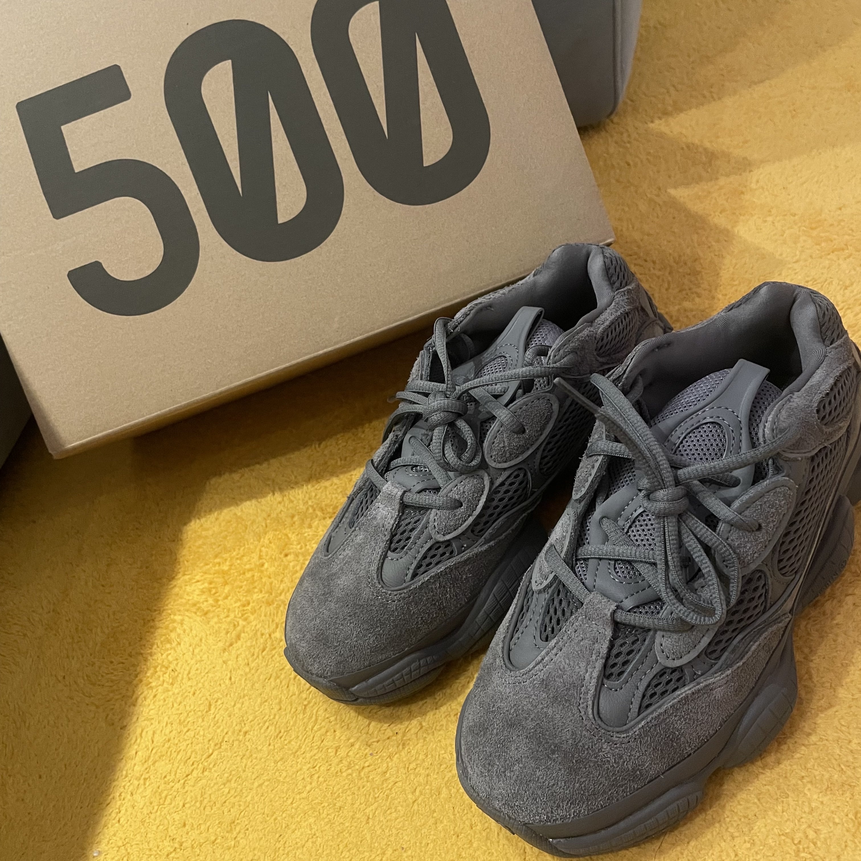 Adidas Yeezy 500 Granite 착용 스타일