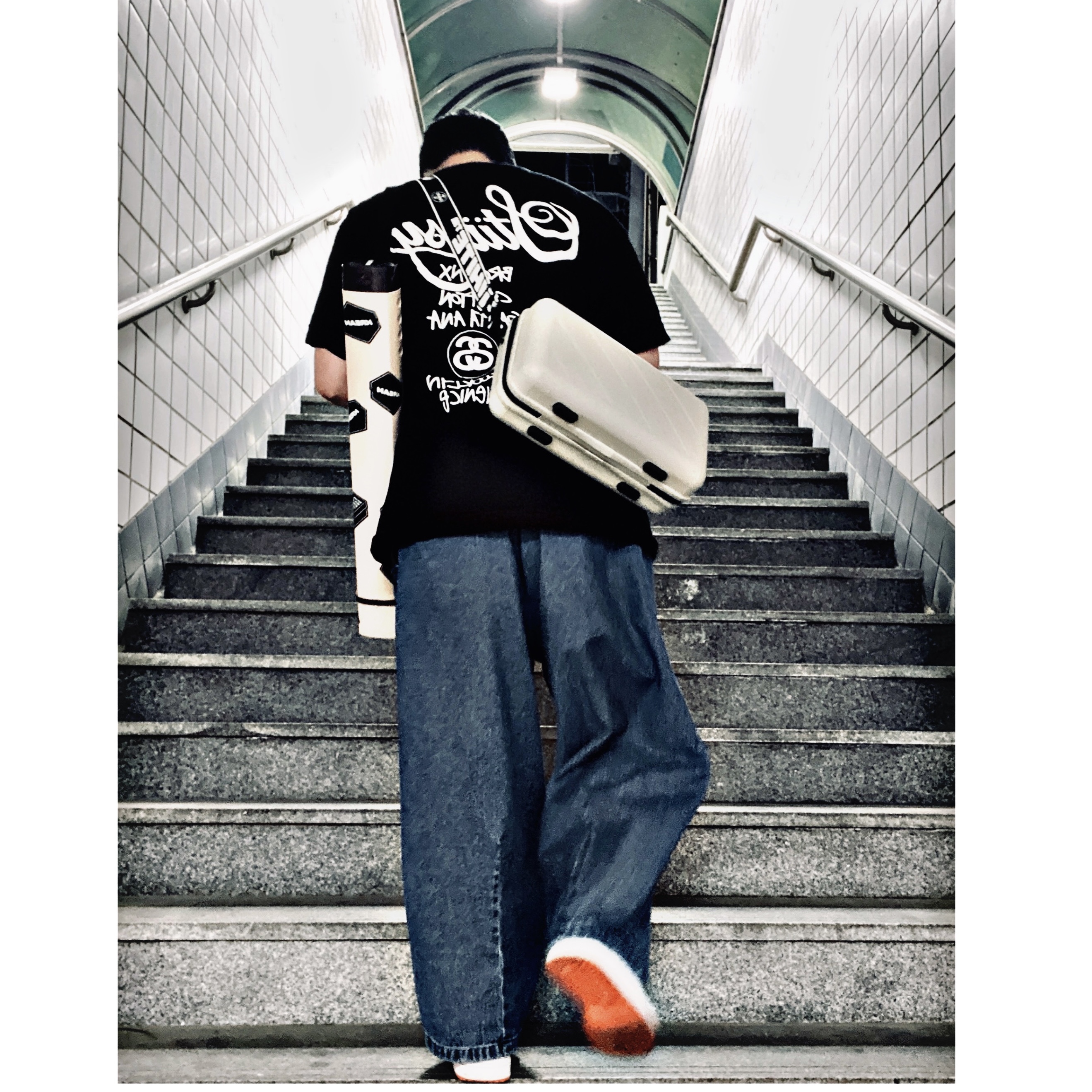 Jordan 1 Retro High OG Electro Orange, Stussy World Tour T-Shirt Black 착용 스타일