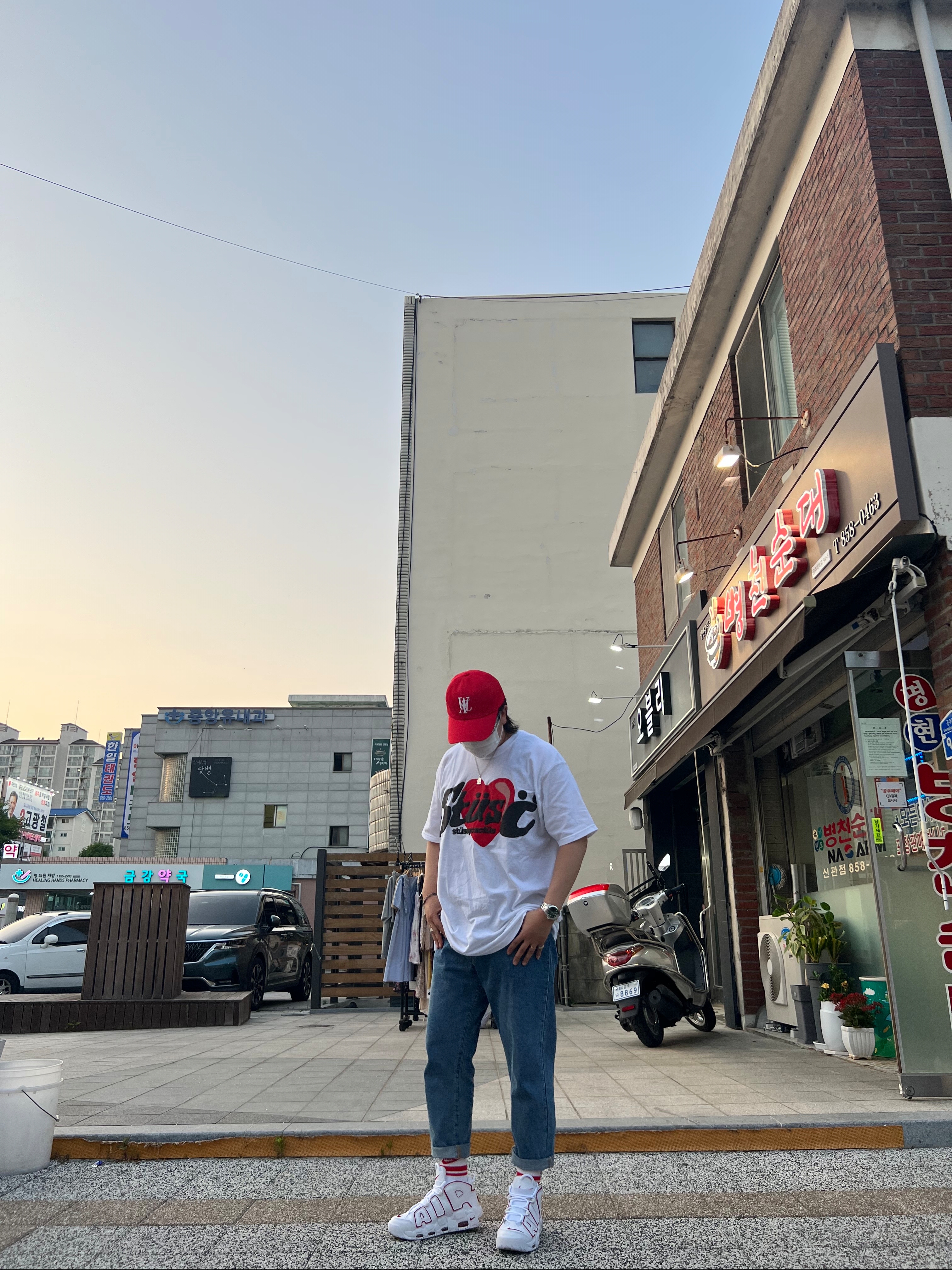 Nike Air More Uptempo White Varsity Red 2018, Stussy x Cactus Plant Flea Market Heart T-Shirt 착용 스타일 - 1