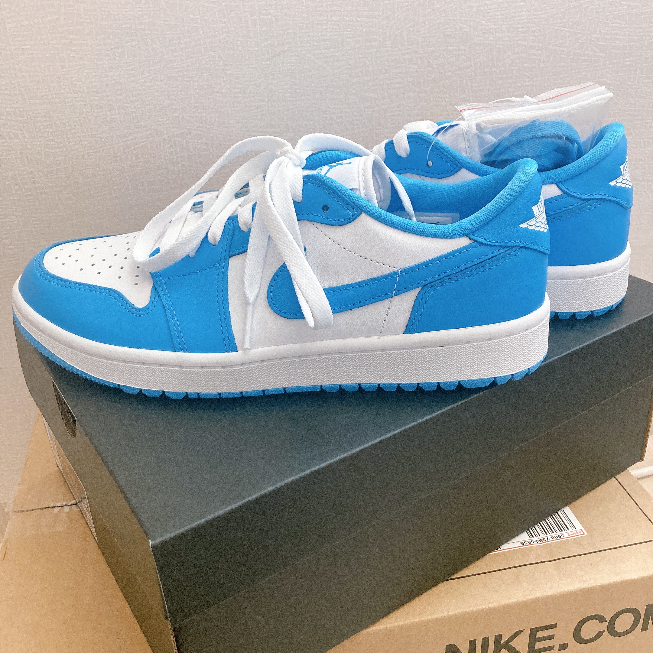 Jordan 1 Low Golf White and University Blue 착용 스타일 - 2