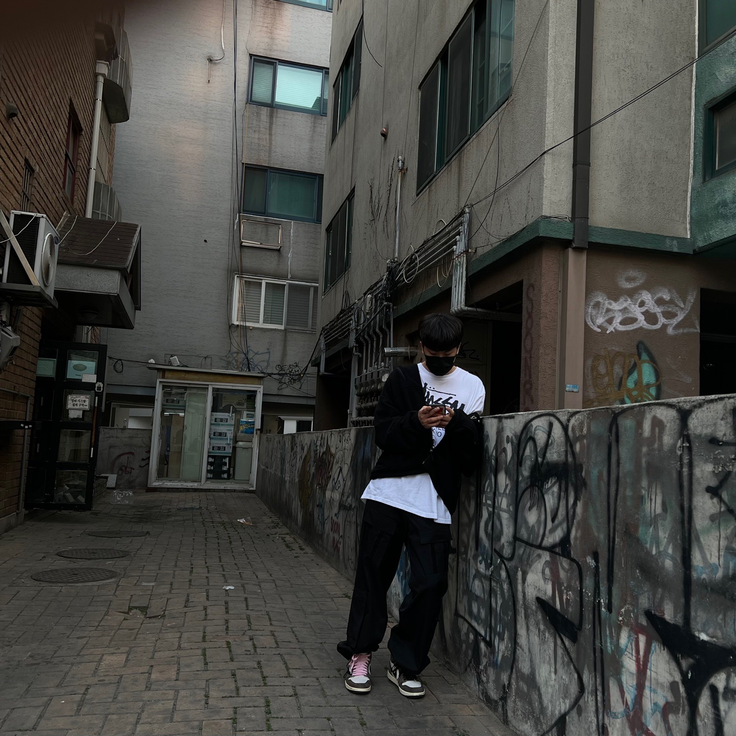 Jordan 1 x Travis Scott Retro High OG SP Mocha, Stussy World Tour T-Shirt White 착용 스타일 - 2