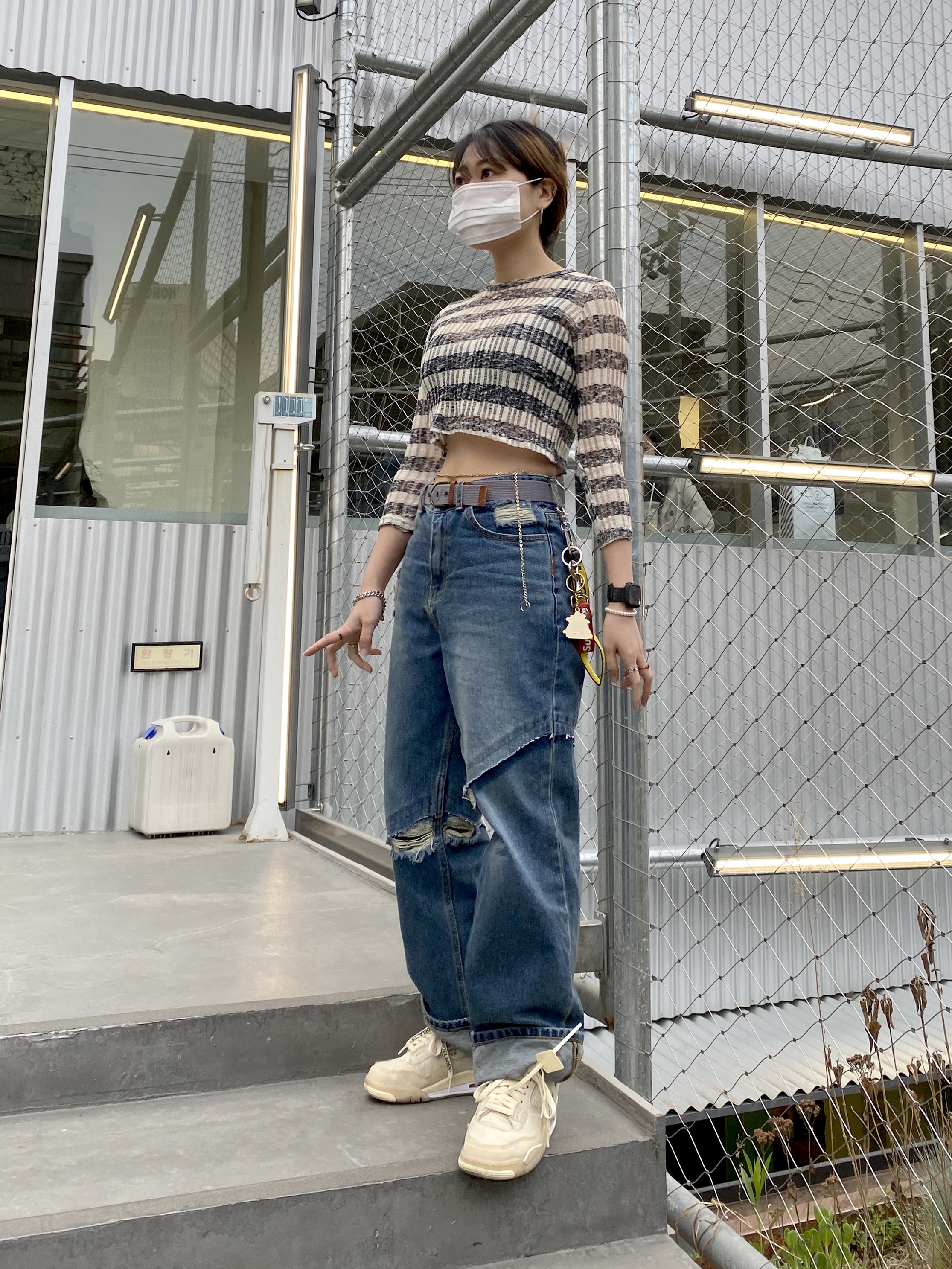 (W) Jordan 4 x Off-White Retro SP Sail, Supreme Leather Key Loop Red - 21SS 착용 스타일 - 2