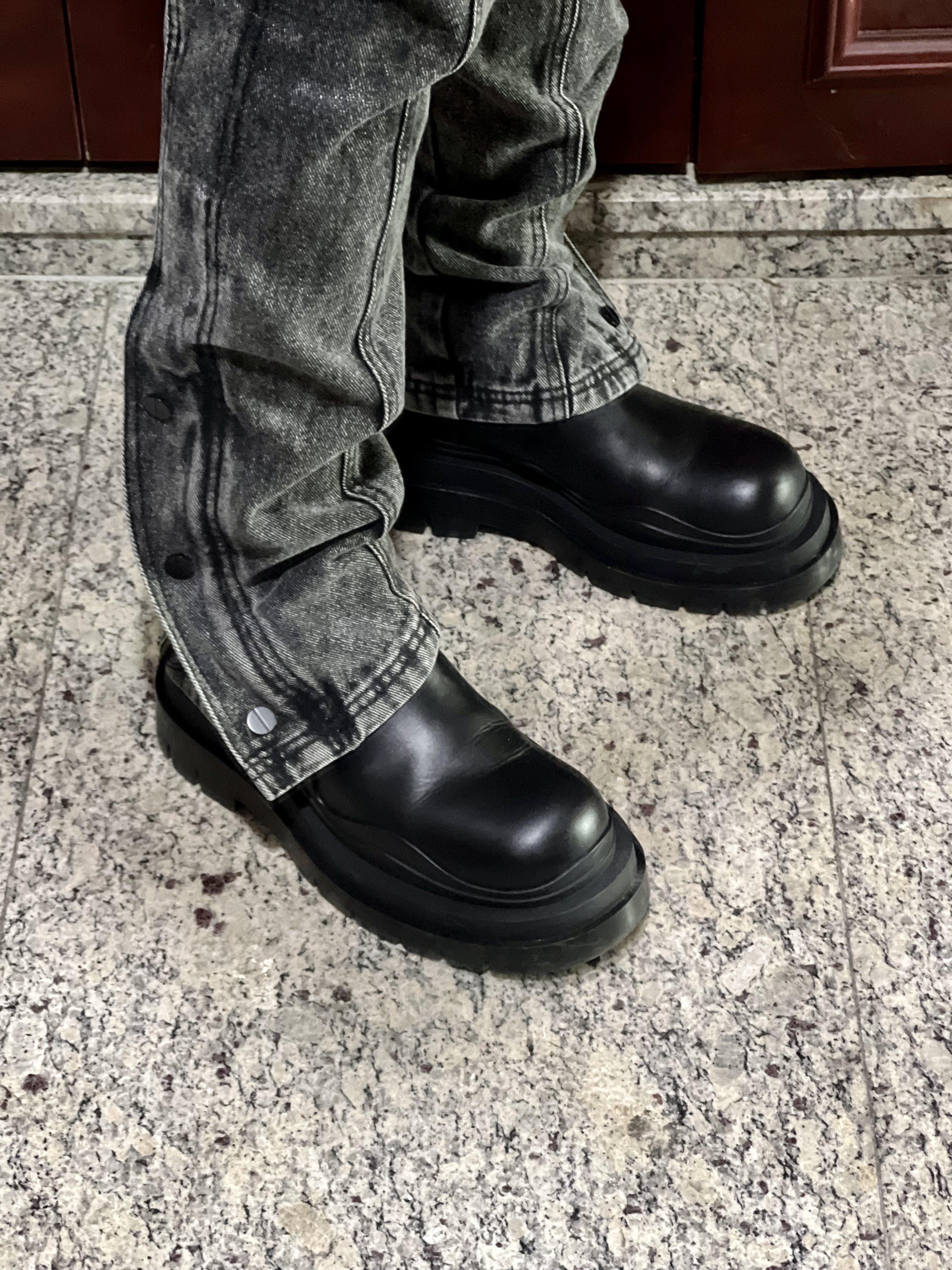Bottega Veneta Tire Boots Black Camping 착용 스타일 - 2