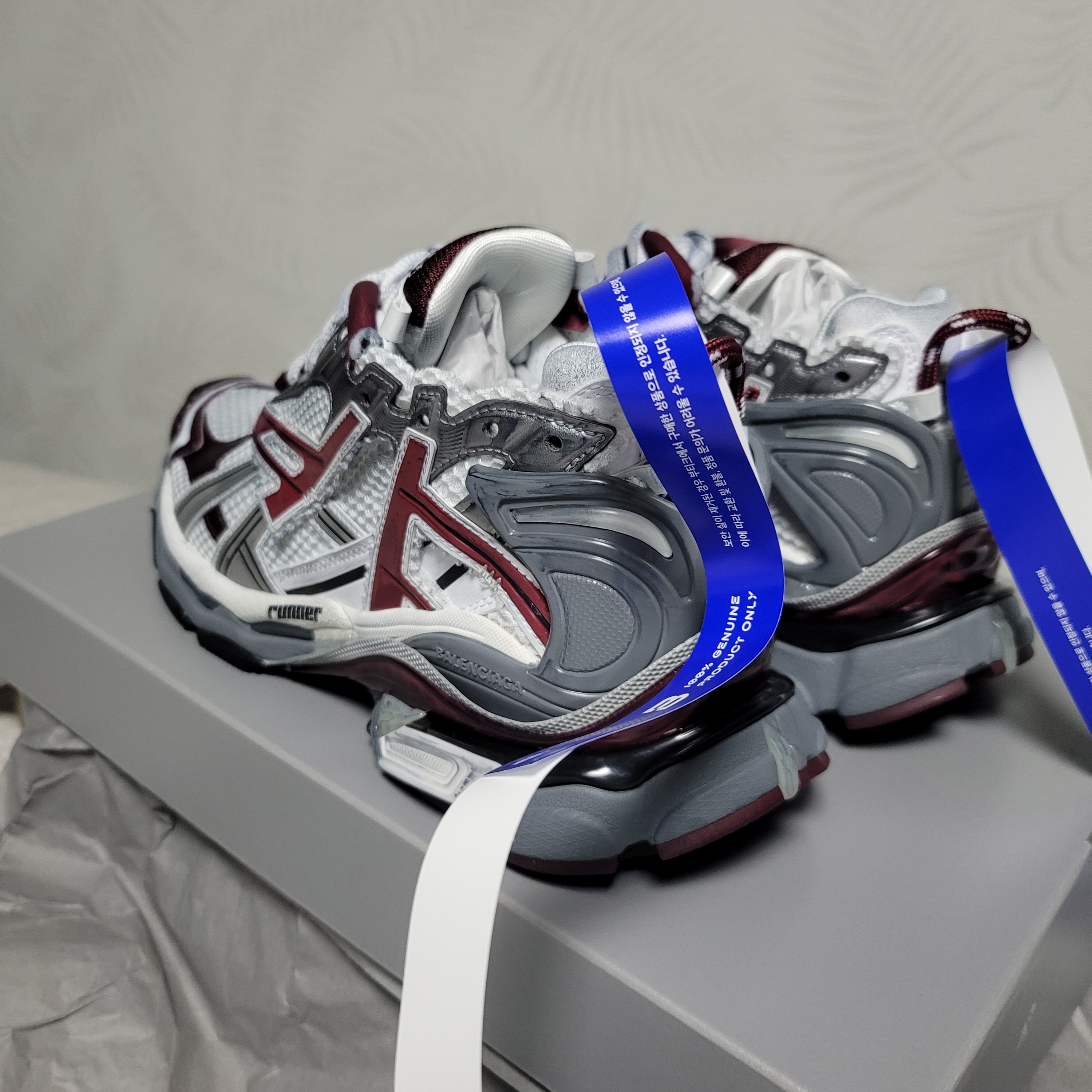 Balenciaga Runner Sneakers Grey Burgundy 착용 스타일 - 3