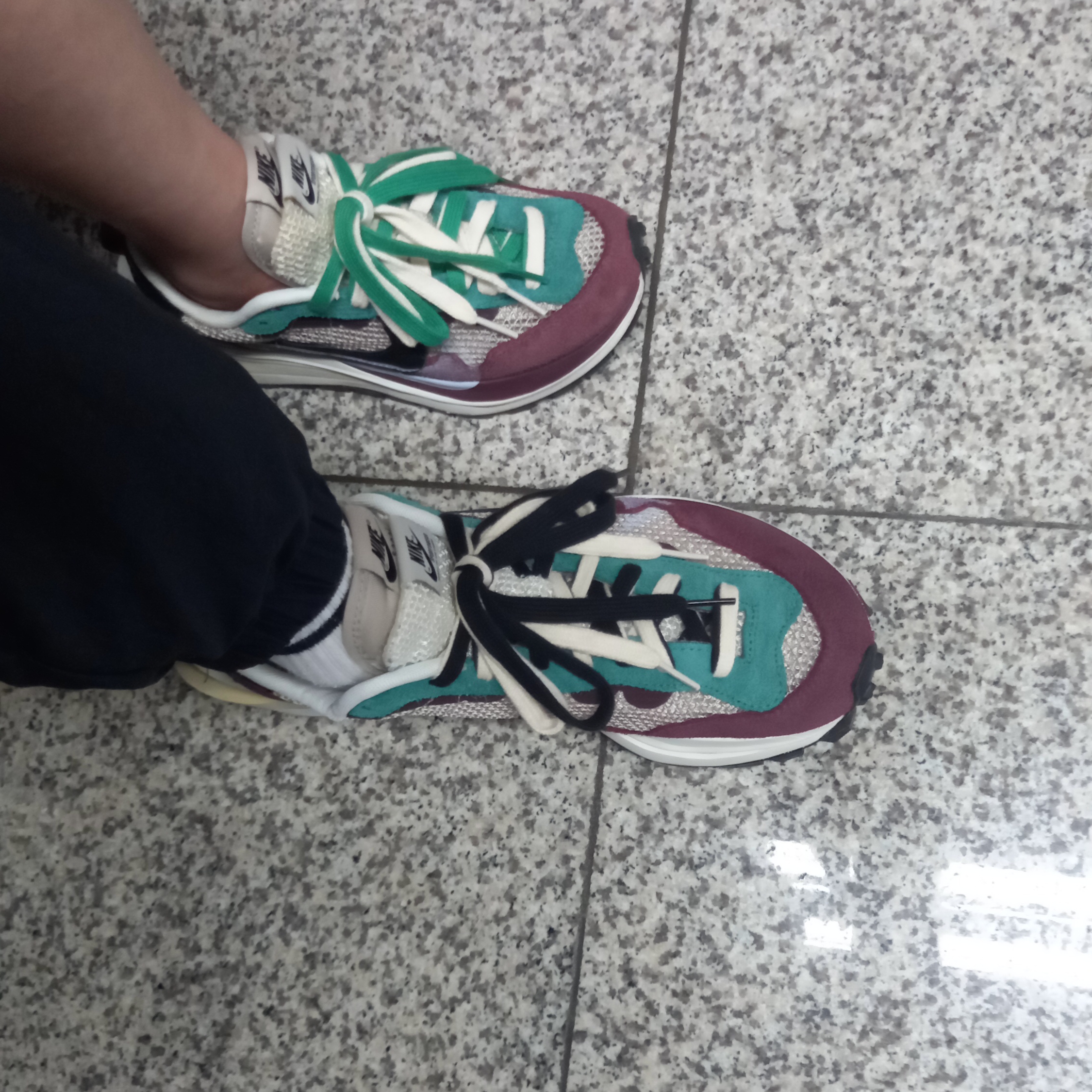 Nike x Sacai VaporWaffle String & Black Villain Red 착용 스타일 - 3